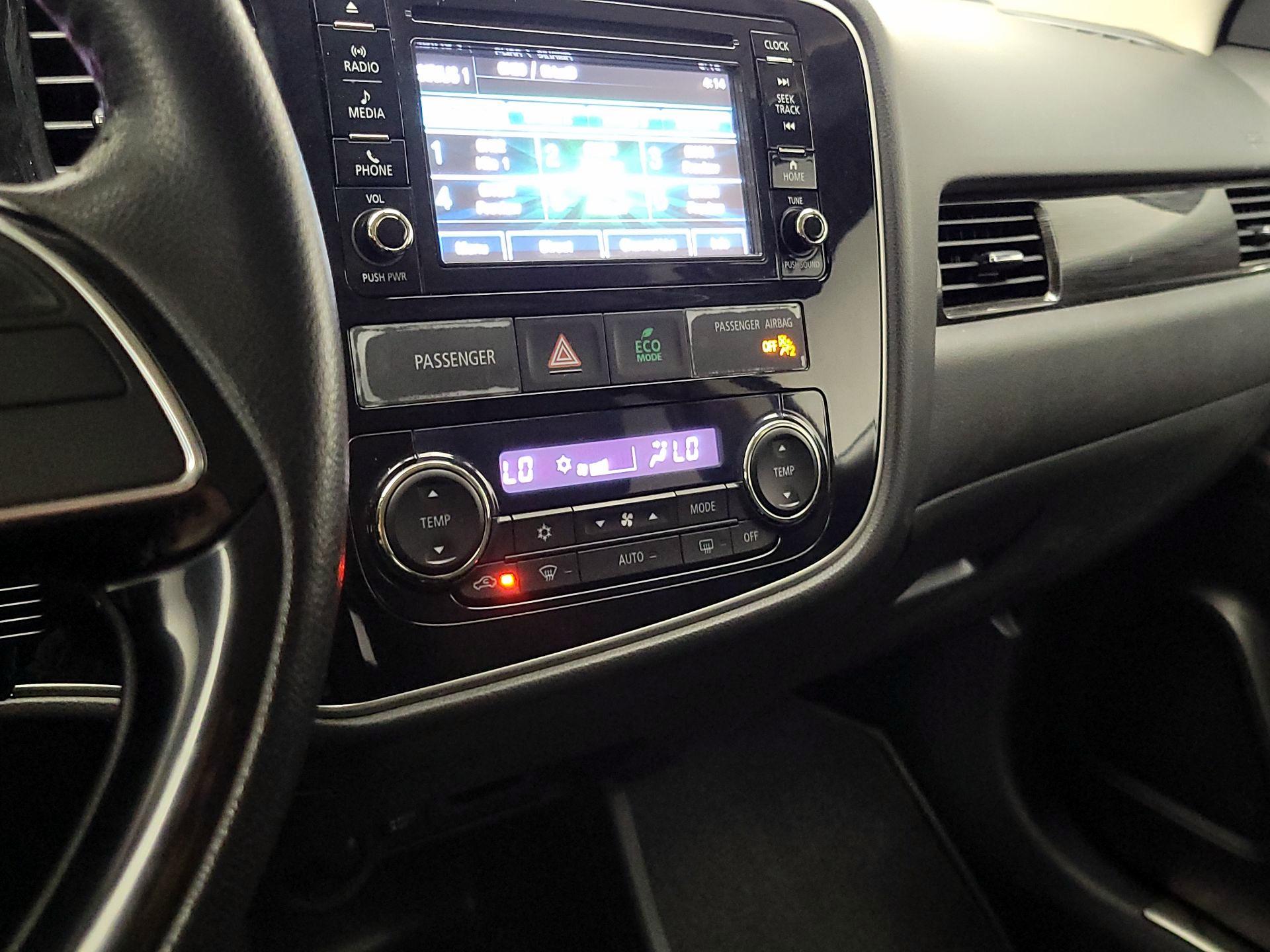 Thumbnail: 2016 Mitsubishi Outlander - 16