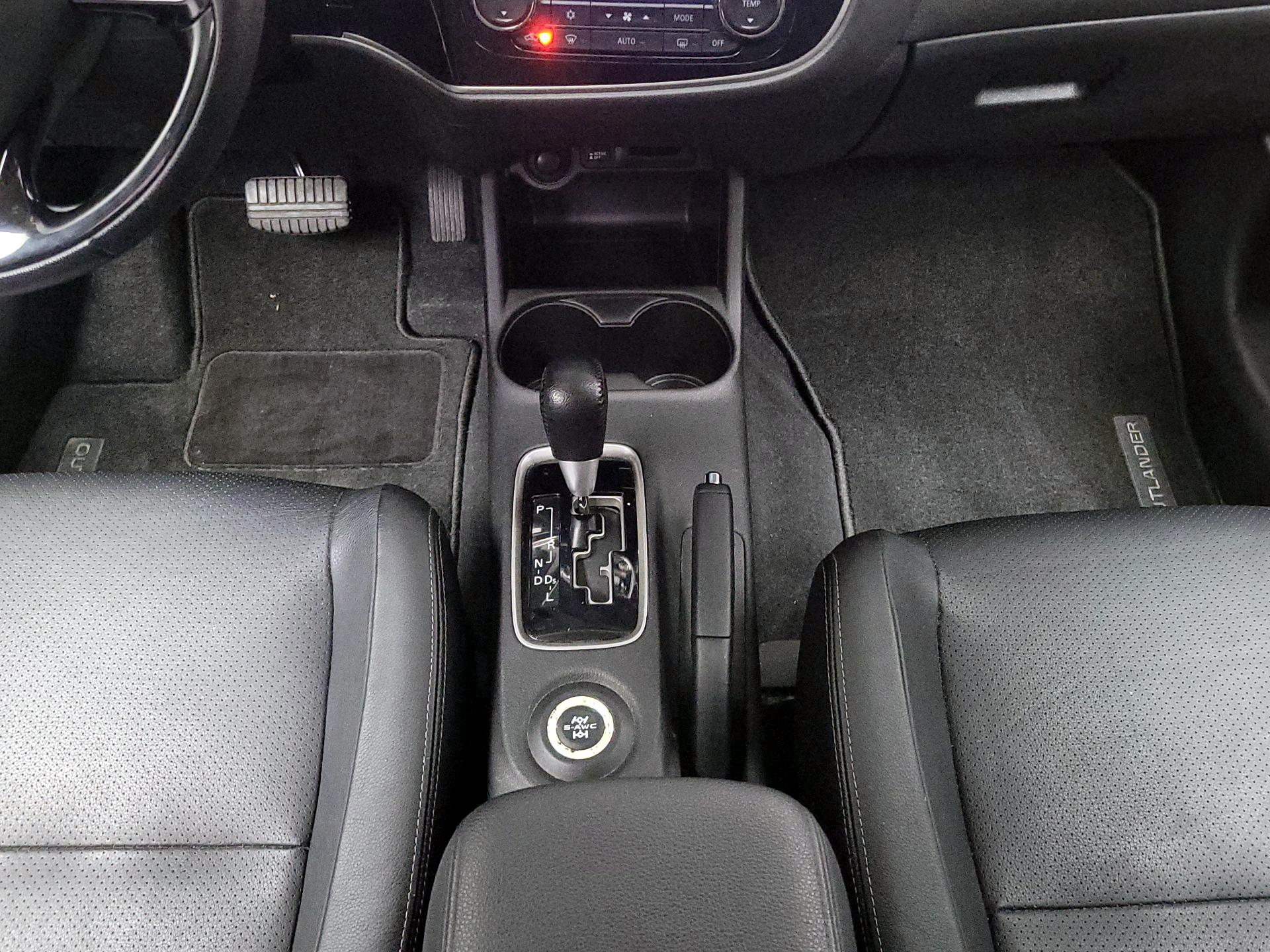 Thumbnail: 2016 Mitsubishi Outlander - 17