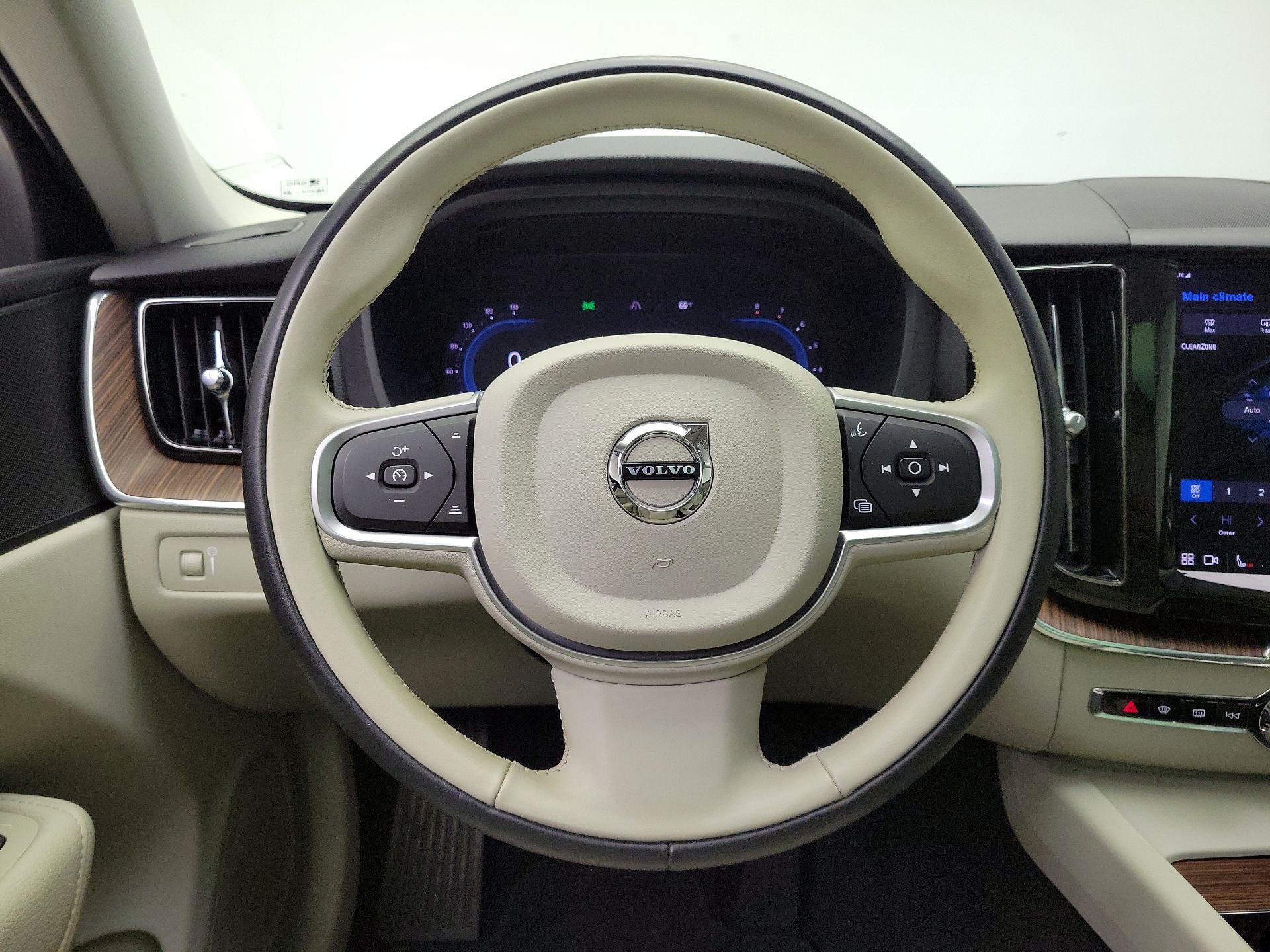 Thumbnail: 2022 Volvo XC60 - 10