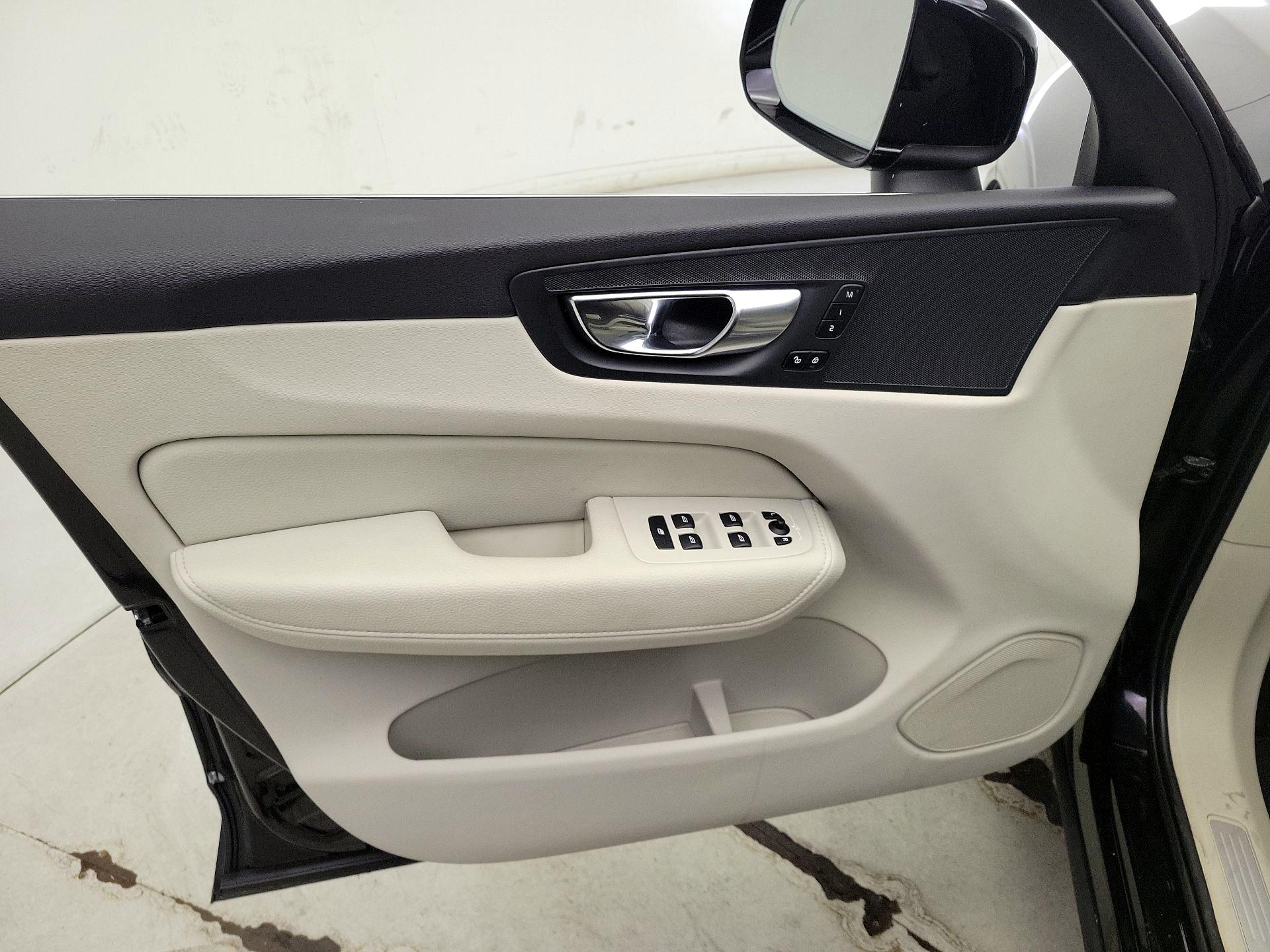 Thumbnail: 2022 Volvo XC60 - 12