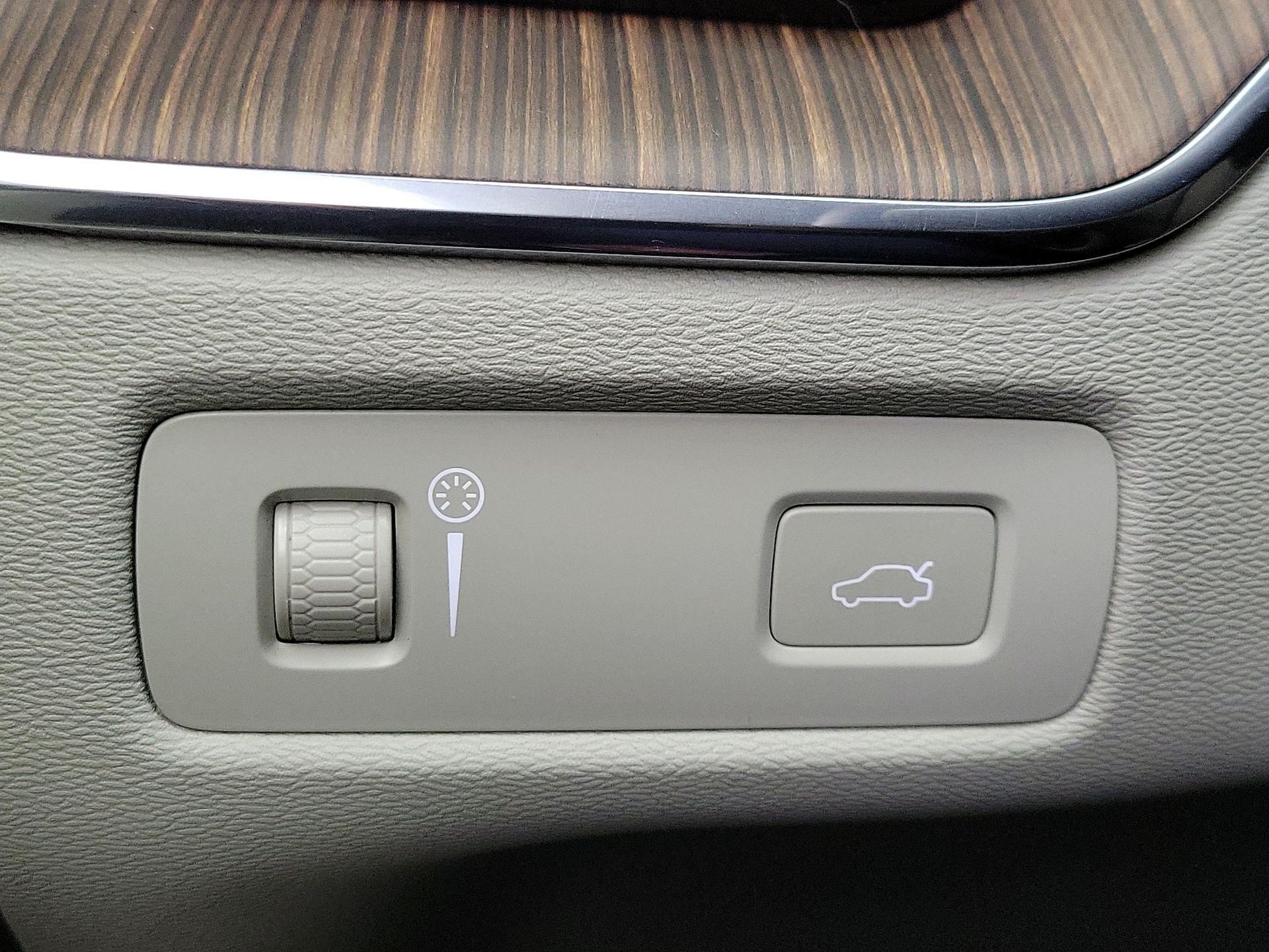 Thumbnail: 2022 Volvo XC60 - 13