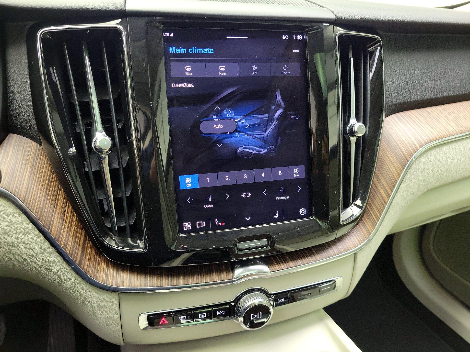 Thumbnail: 2022 Volvo XC60 - 17