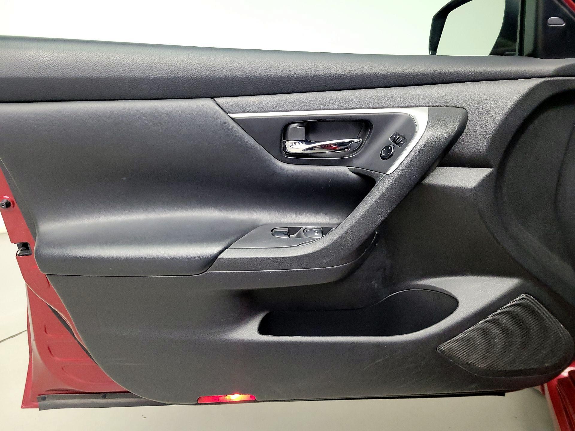 Thumbnail: 2016 Nissan Altima - 12