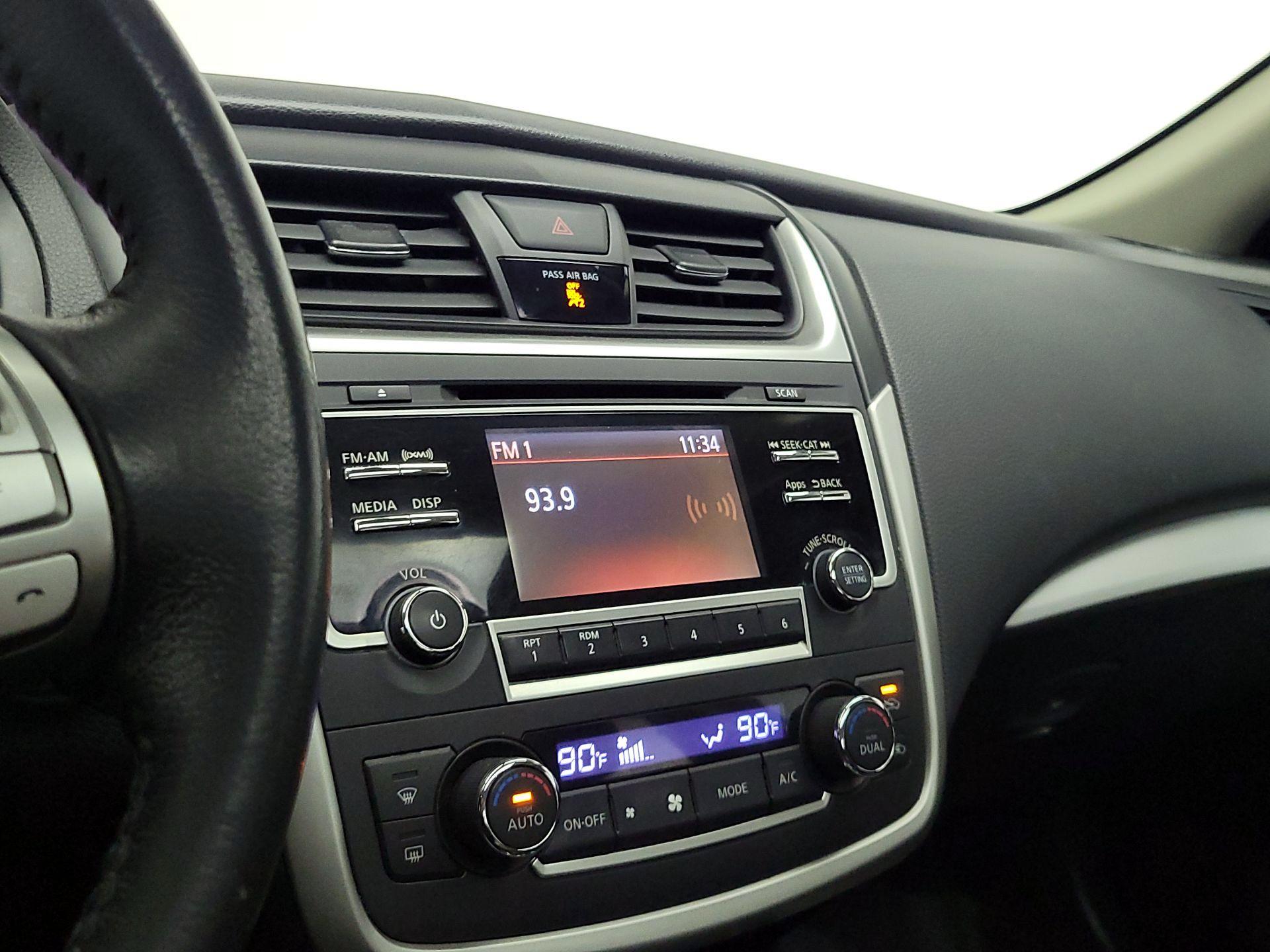 Thumbnail: 2016 Nissan Altima - 15