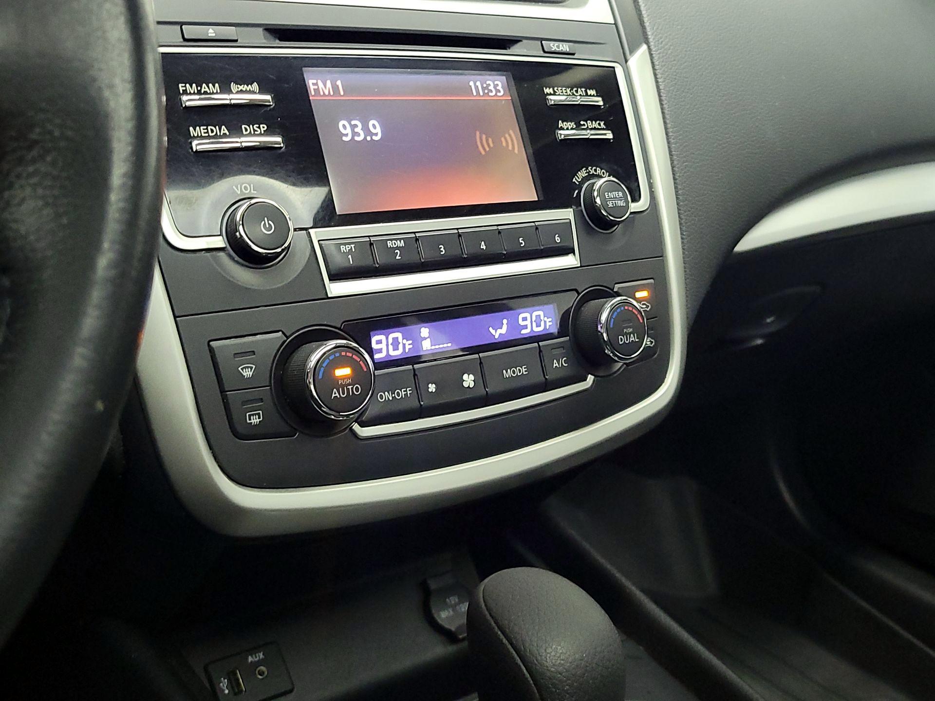 Thumbnail: 2016 Nissan Altima - 16