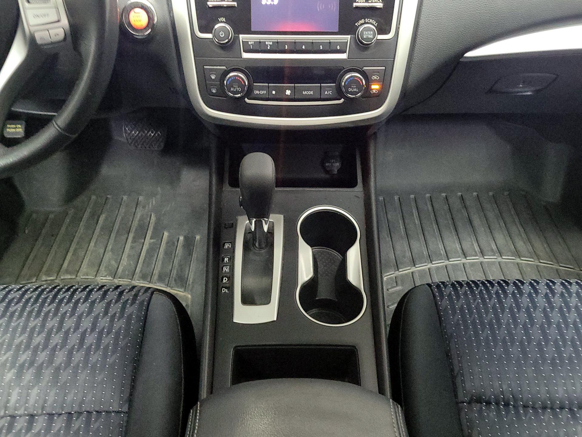 Thumbnail: 2016 Nissan Altima - 17