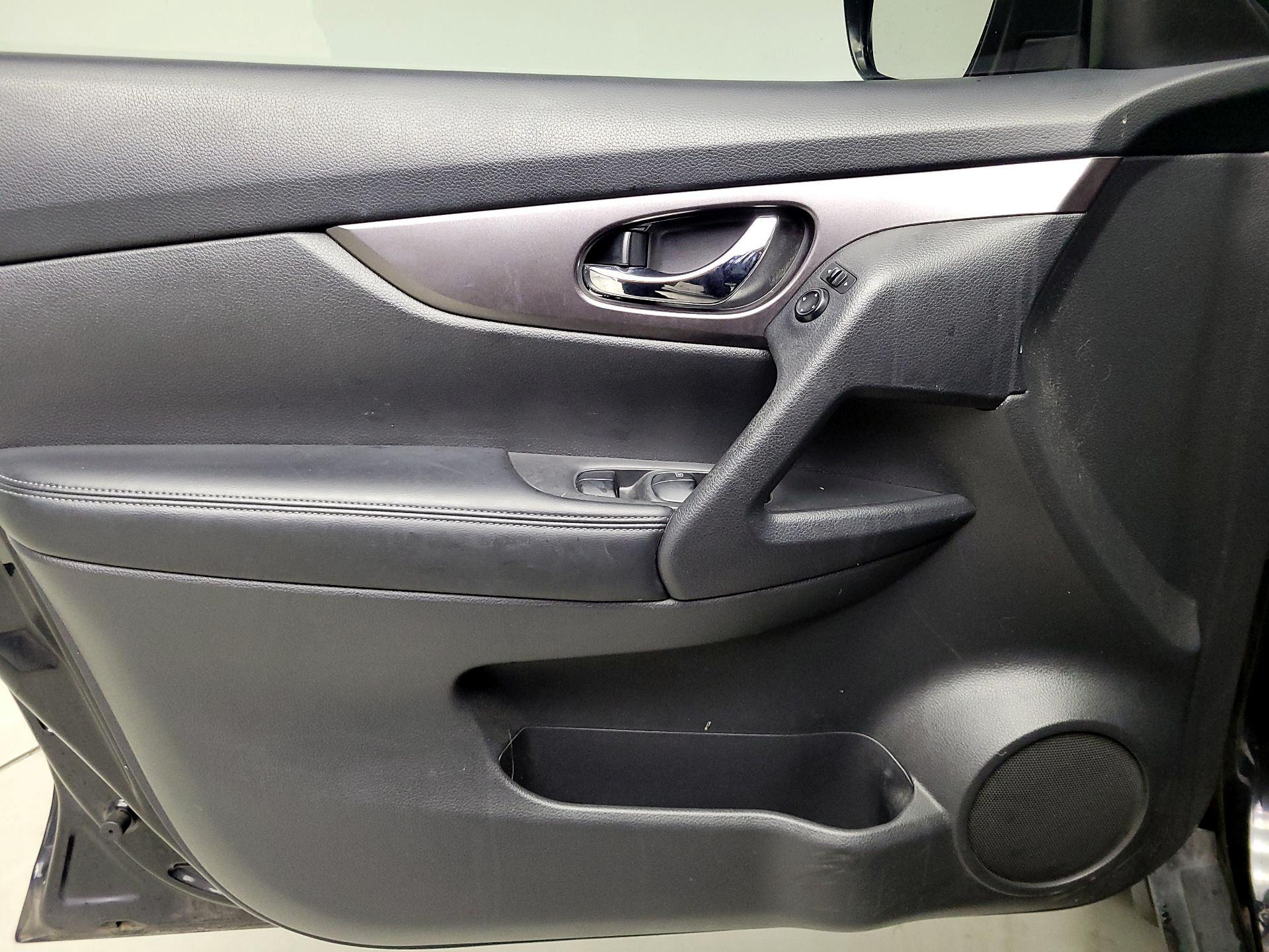 Thumbnail: 2016 Nissan Rogue - 12