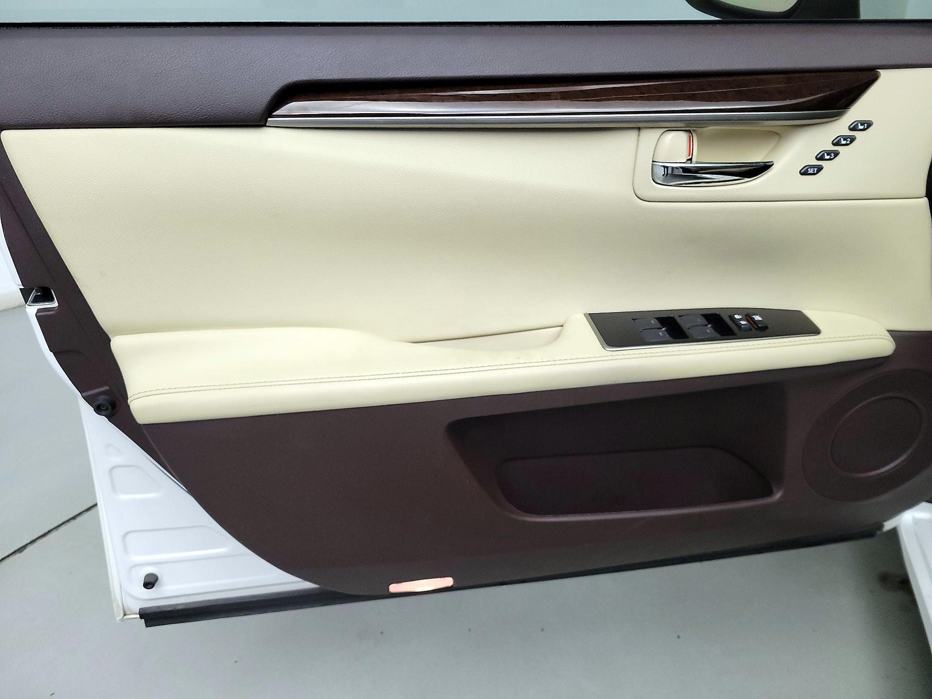 Thumbnail: 2016 Lexus ES - 12