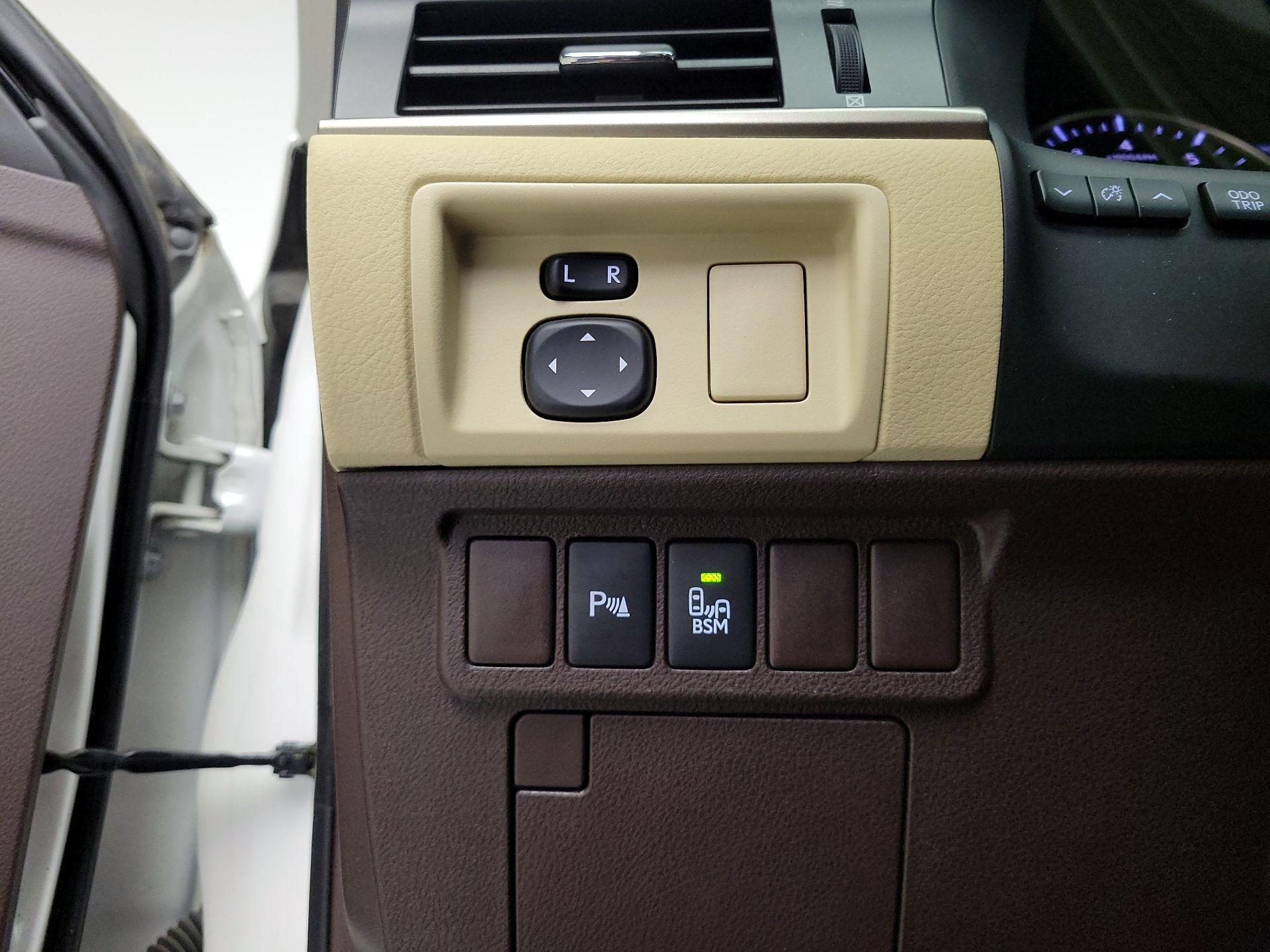 Thumbnail: 2016 Lexus ES - 13