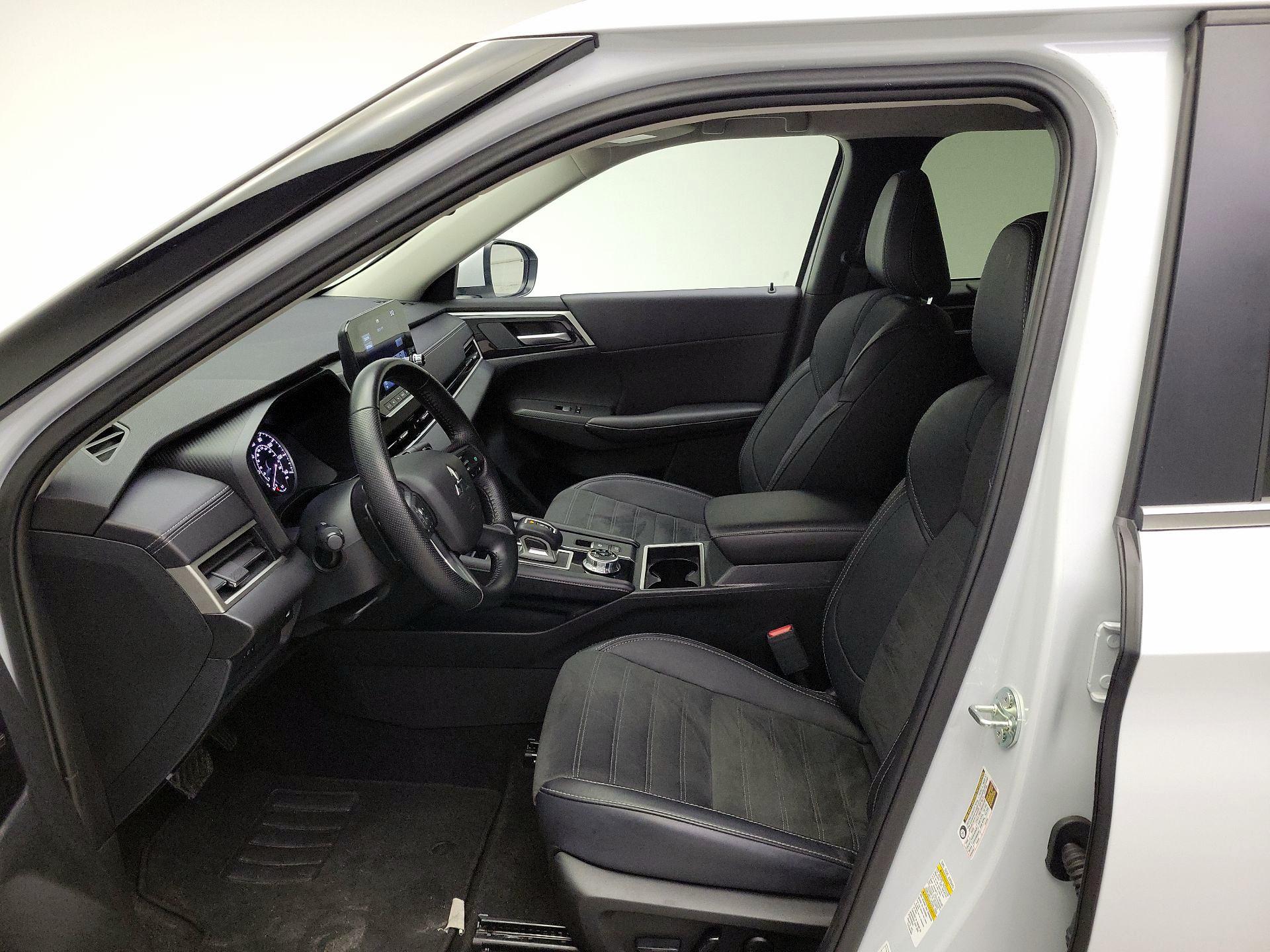 Thumbnail: 2024 Mitsubishi Outlander - 11