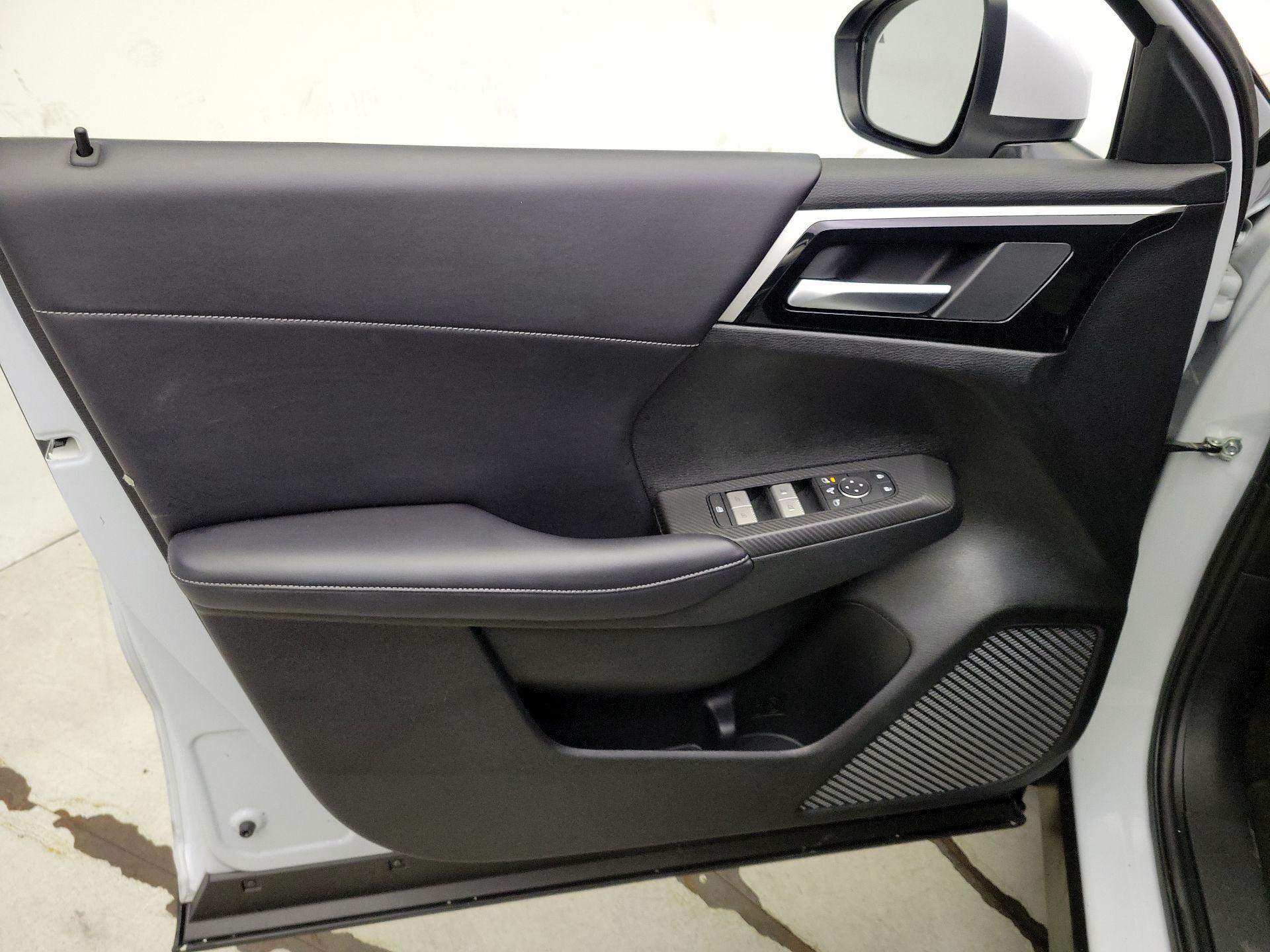 Thumbnail: 2024 Mitsubishi Outlander - 12