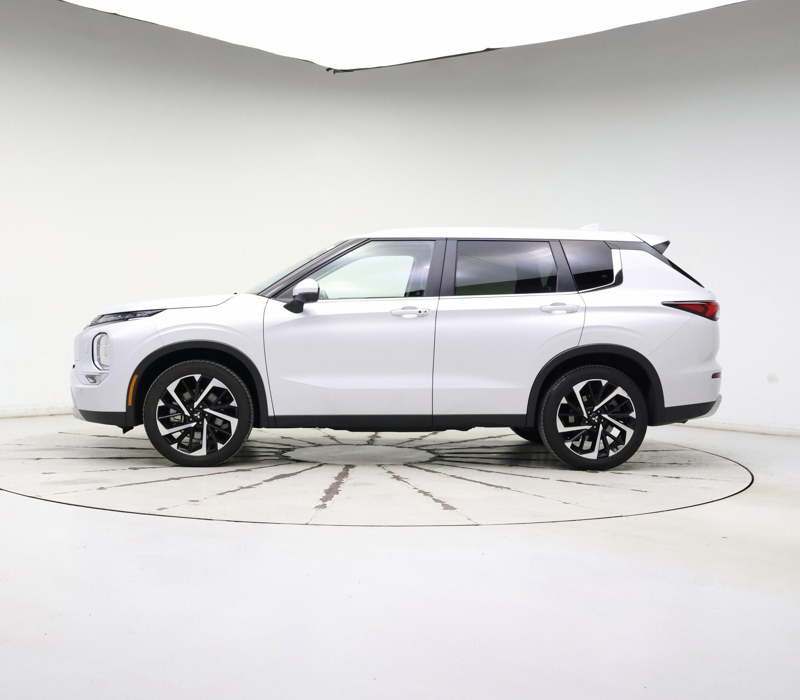 Thumbnail: 2024 Mitsubishi Outlander - 3