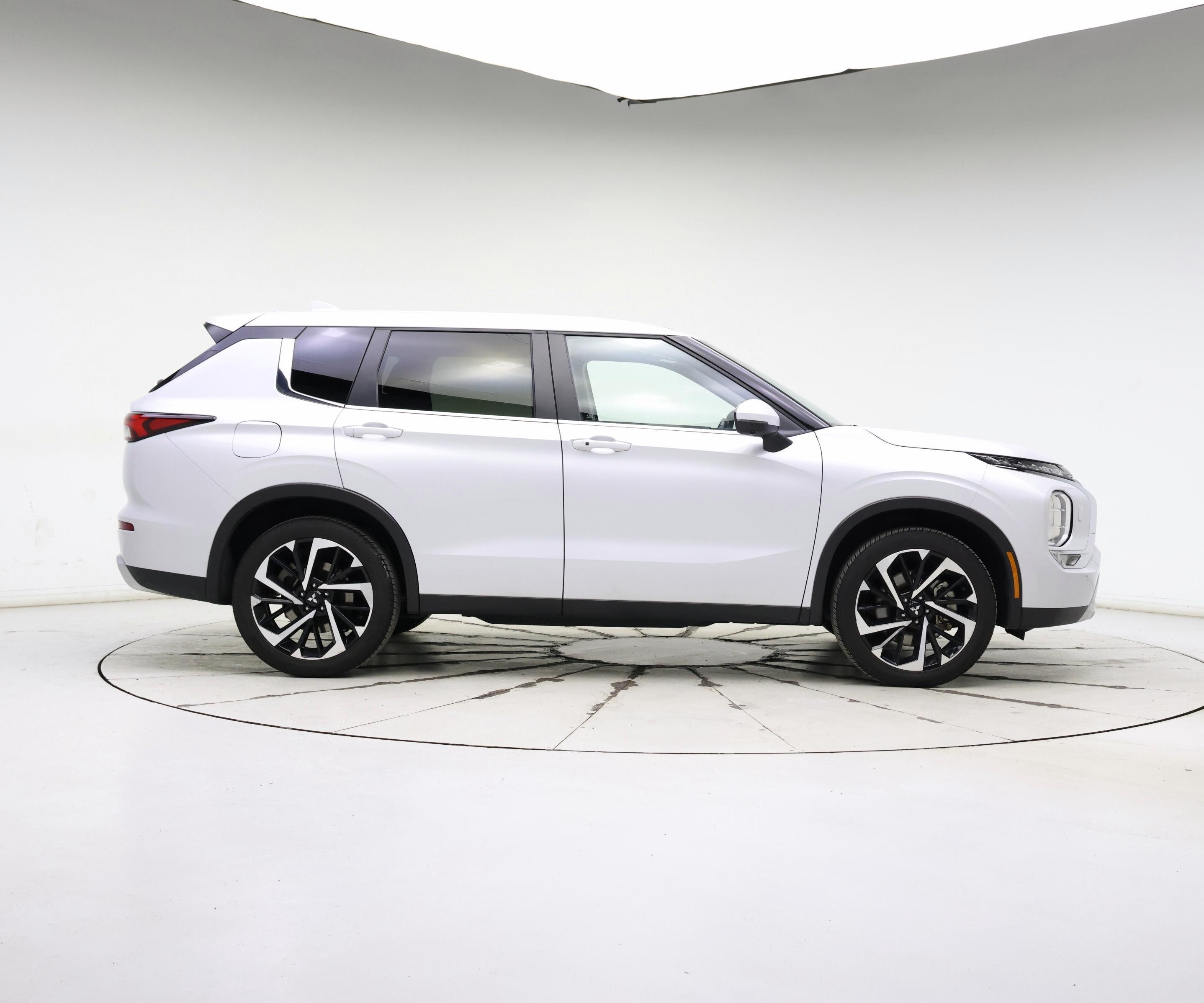 Thumbnail: 2024 Mitsubishi Outlander - 7