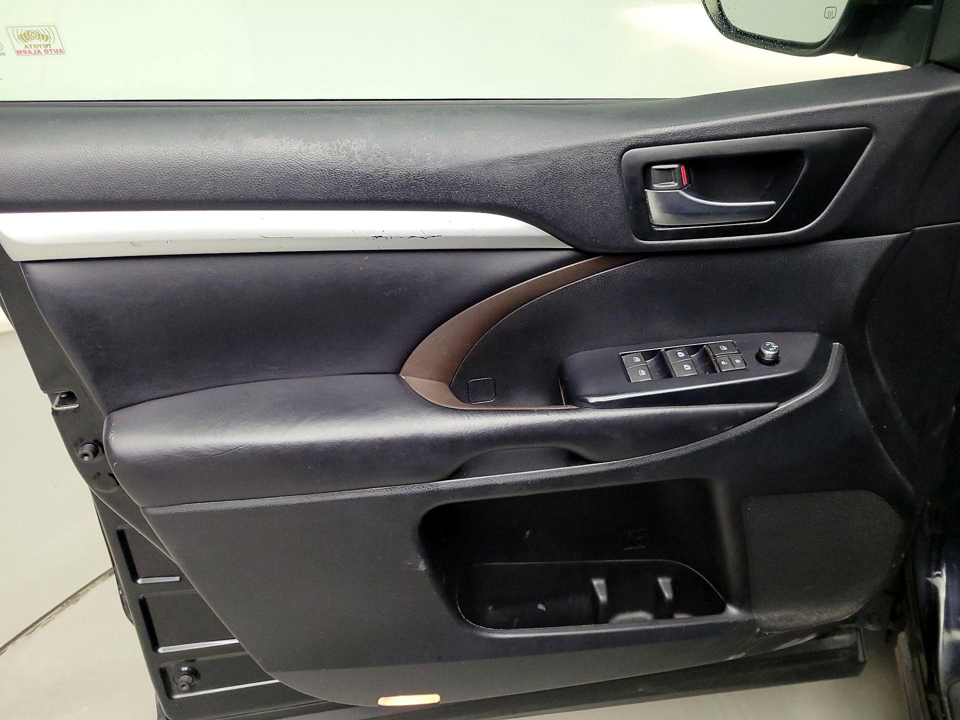 Thumbnail: 2019 Toyota Highlander - 12