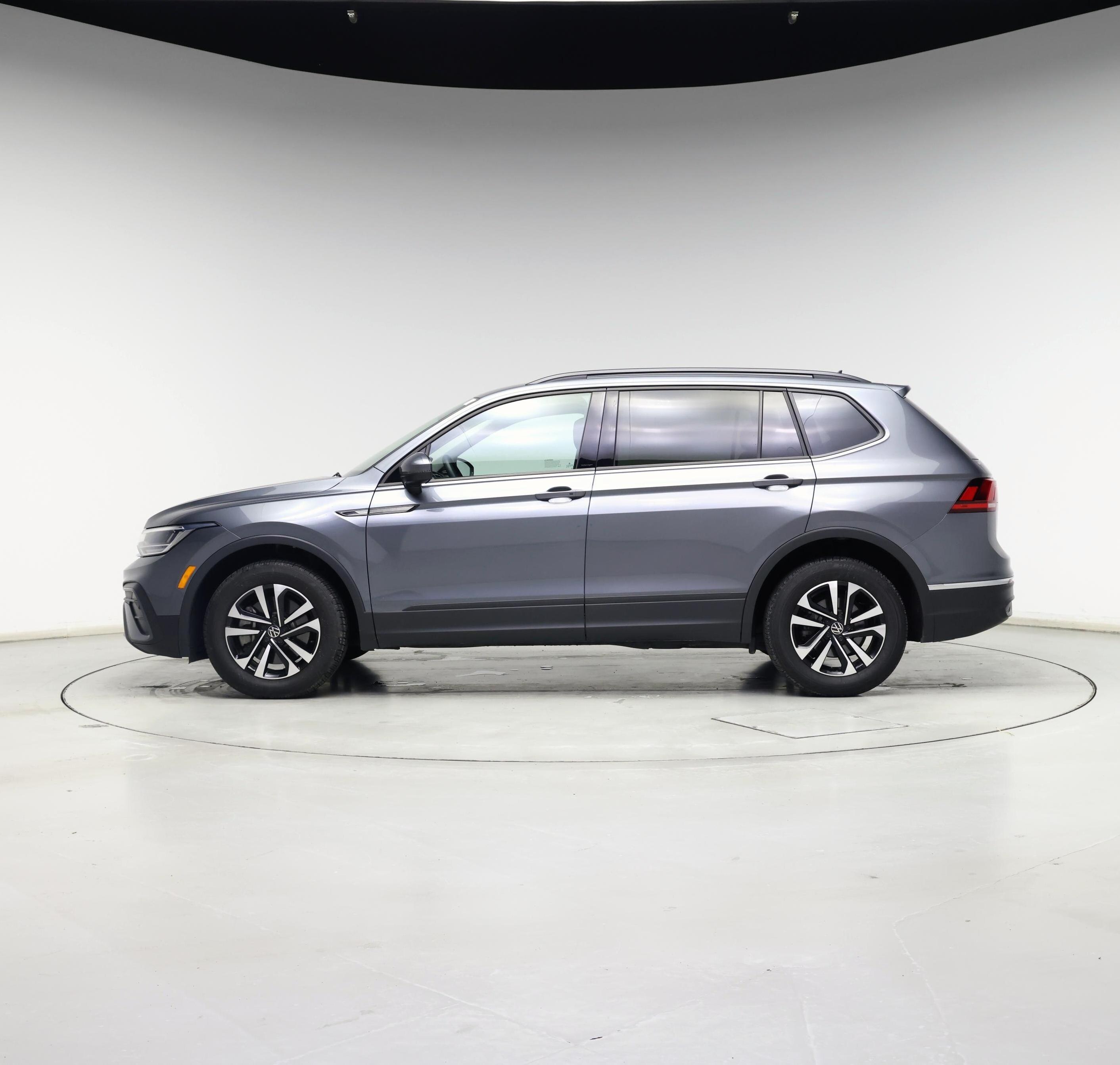 Thumbnail: 2023 Volkswagen Tiguan - 3