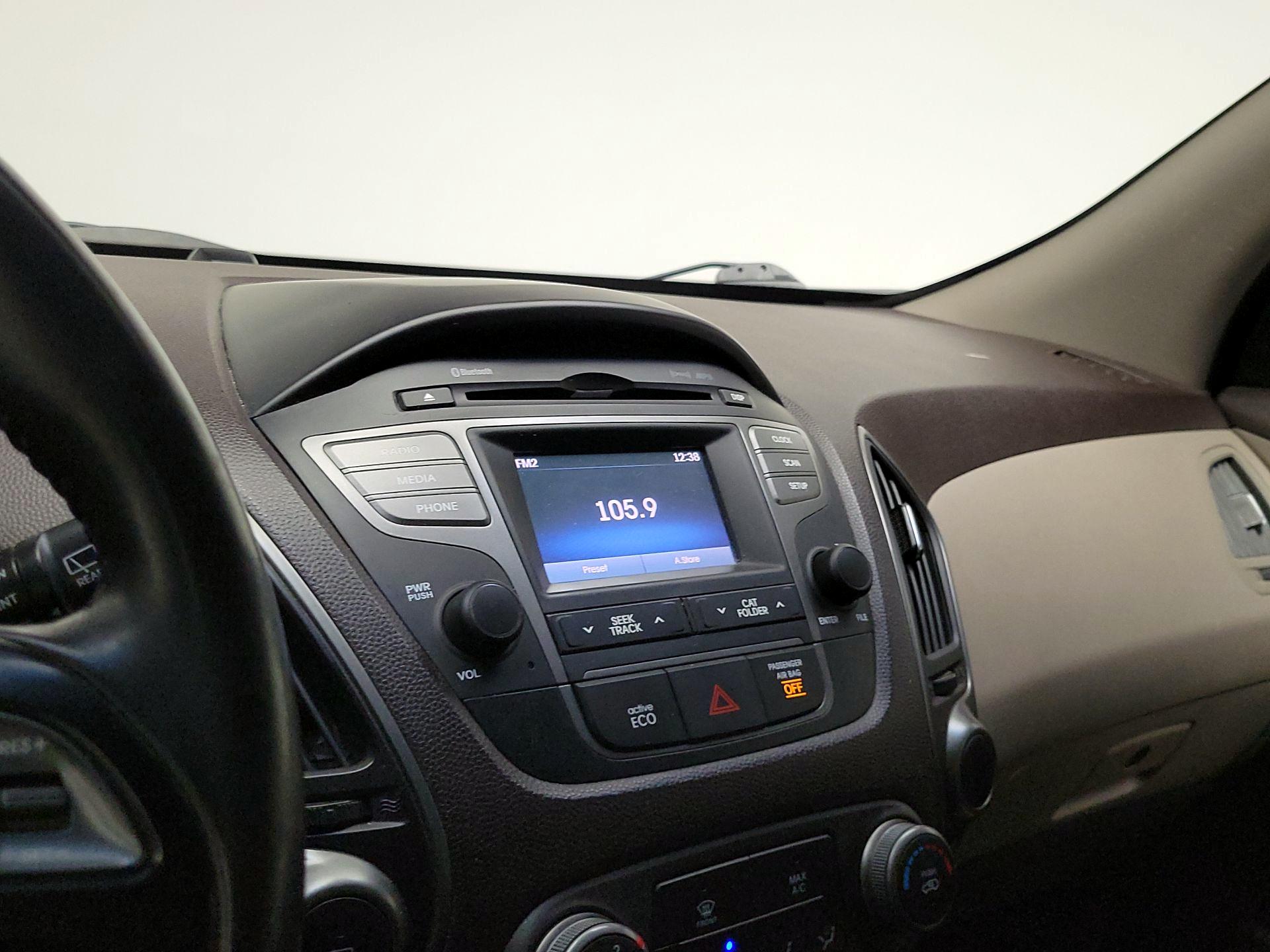 Thumbnail: 2015 Hyundai Tucson - 15