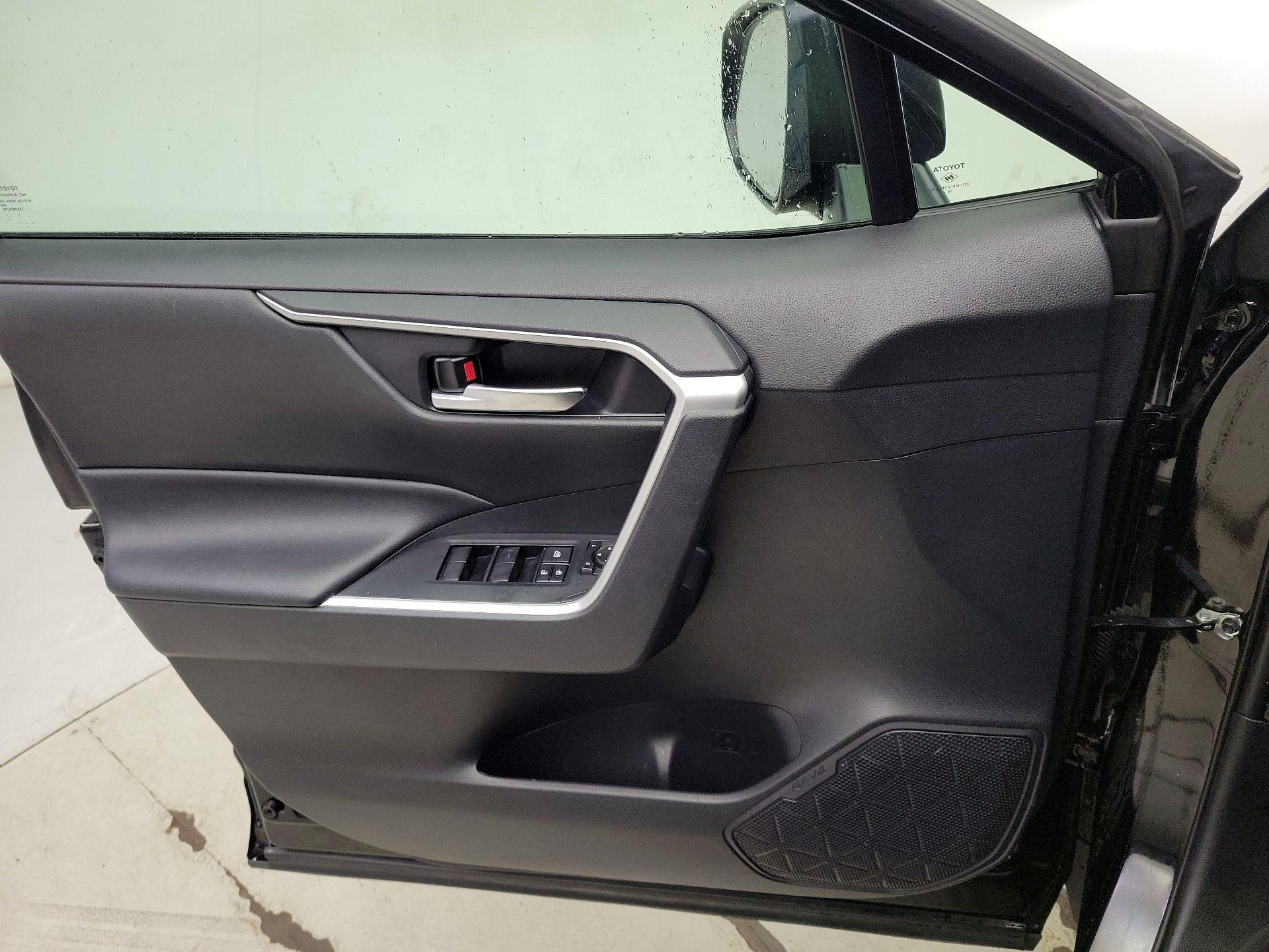 Thumbnail: 2020 Toyota RAV4 - 12