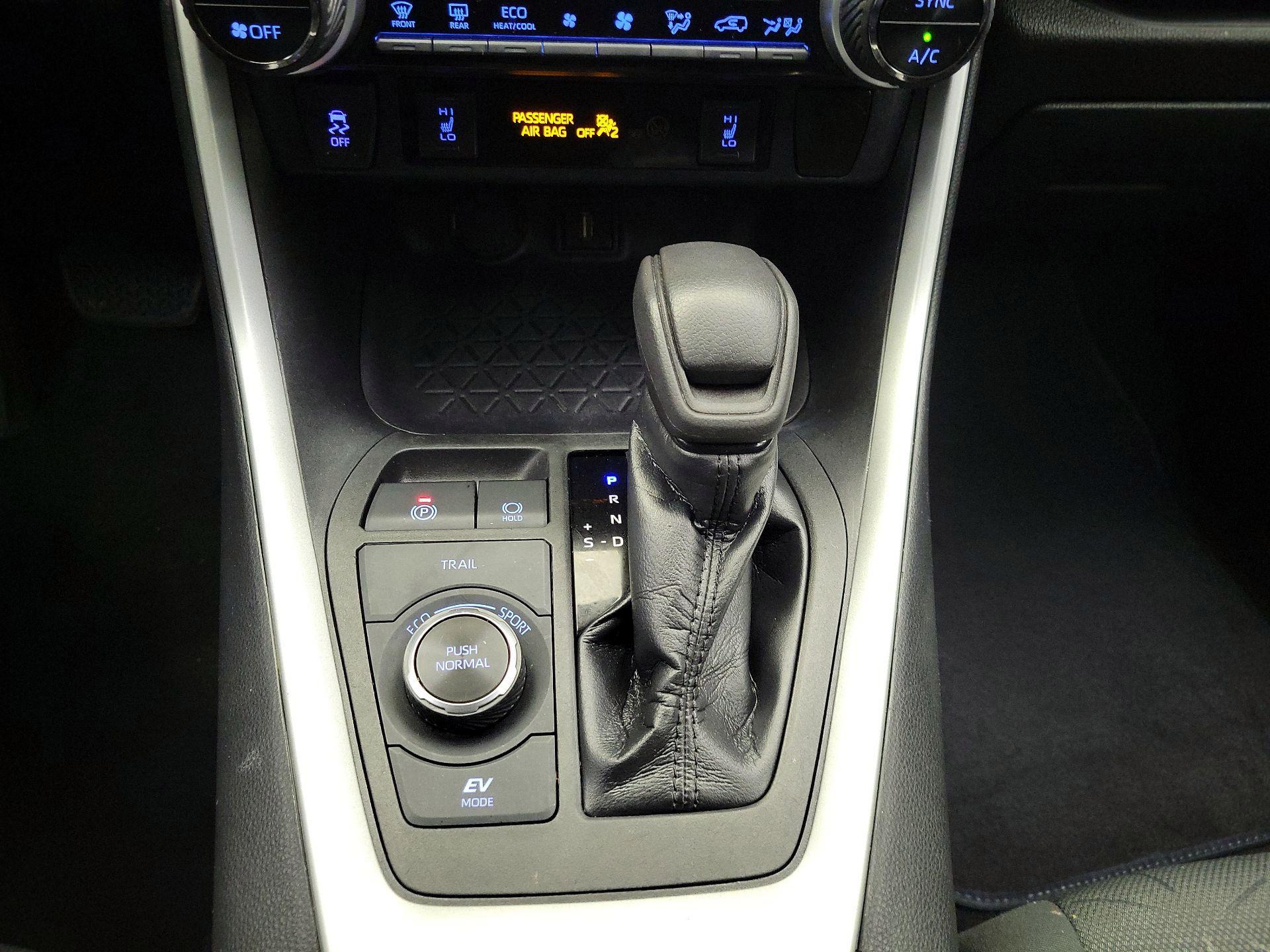 Thumbnail: 2020 Toyota RAV4 - 17