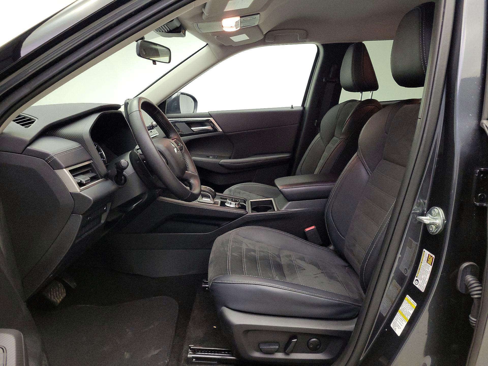 Thumbnail: 2024 Mitsubishi Outlander - 11