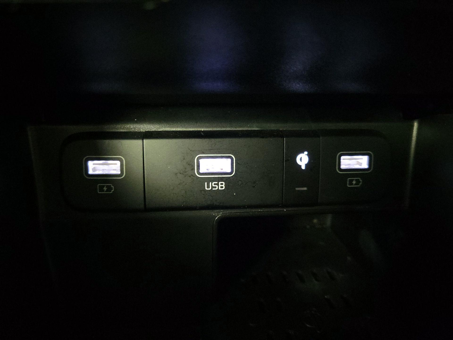 Thumbnail: 2023 Kia Sorento - 17