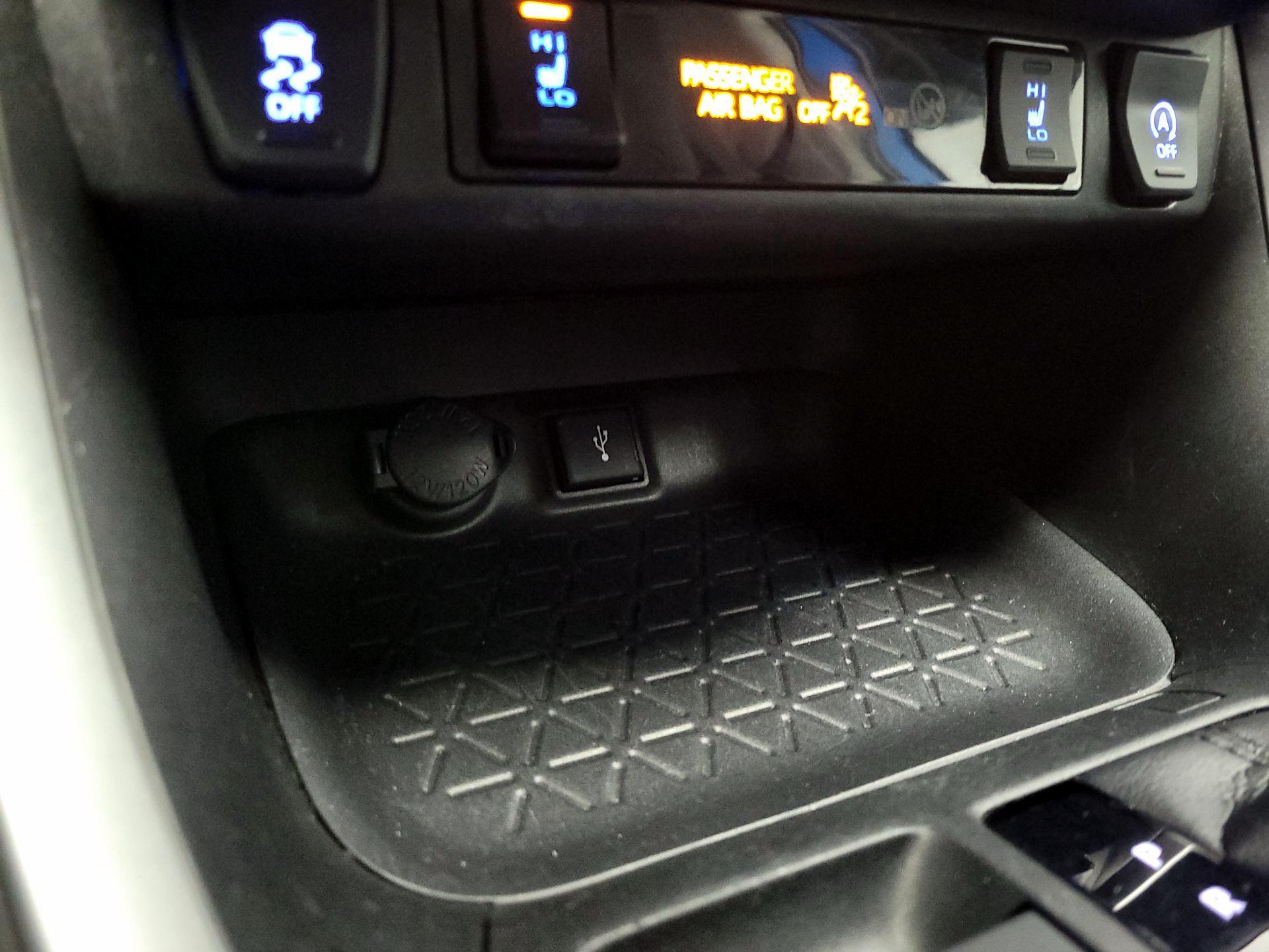 Thumbnail: 2021 Toyota RAV4 - 18