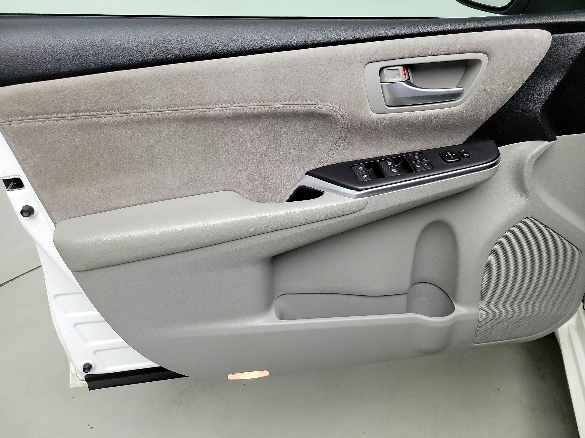 Thumbnail: 2016 Toyota Camry - 12