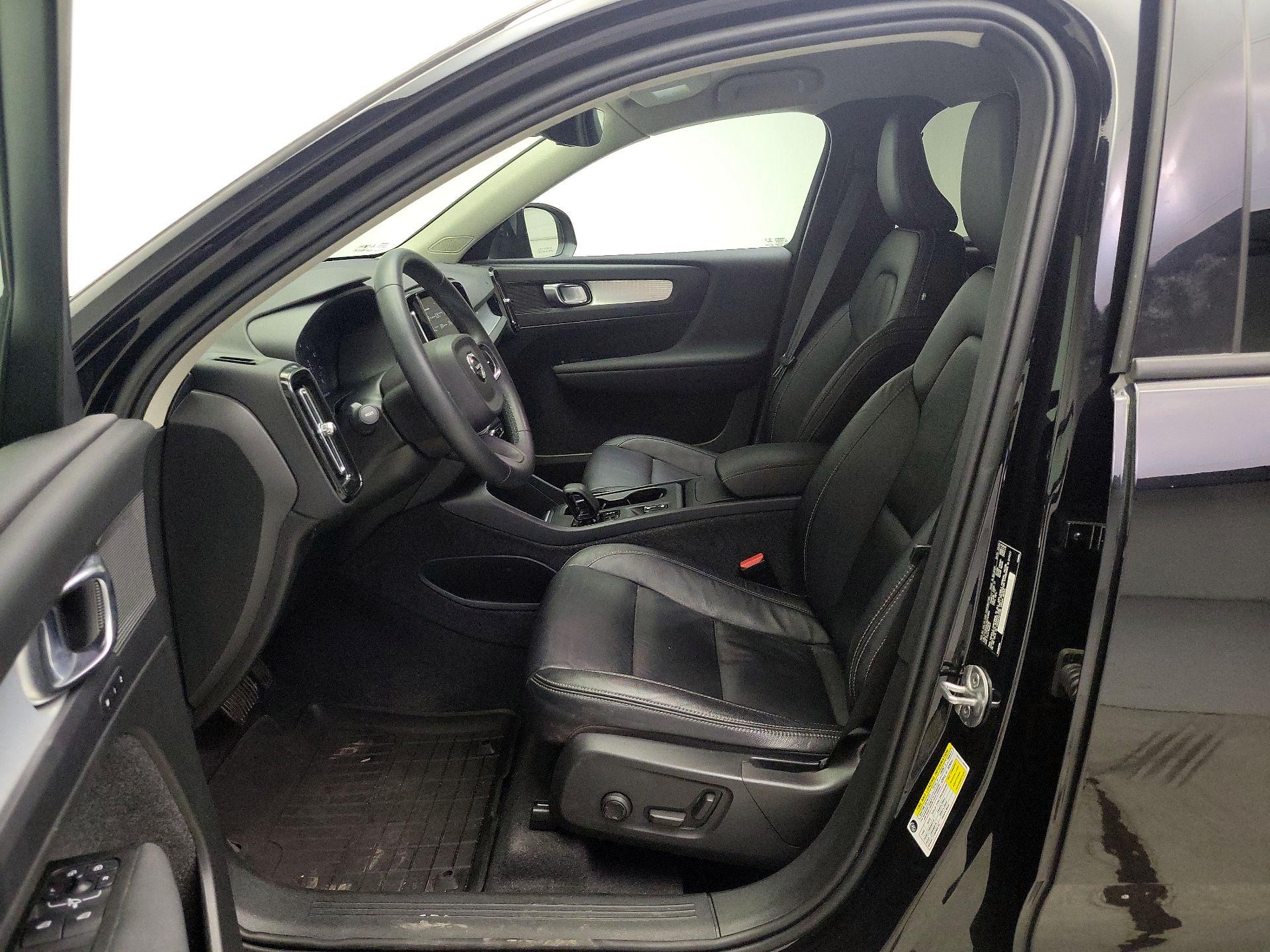 Thumbnail: 2022 Volvo XC40 - 11