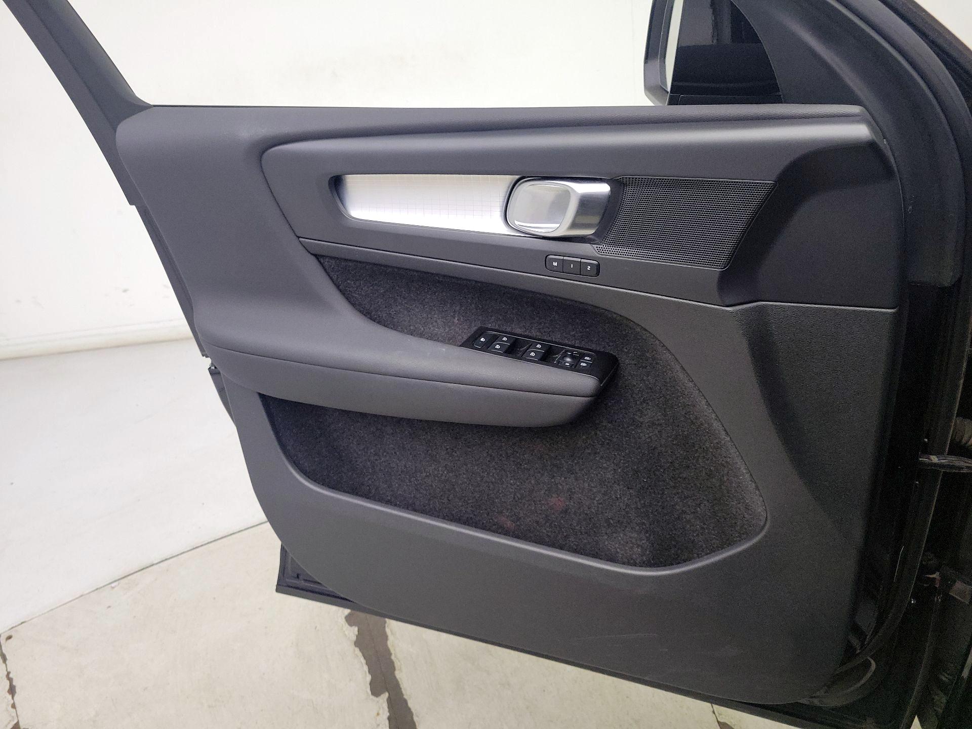 Thumbnail: 2022 Volvo XC40 - 12