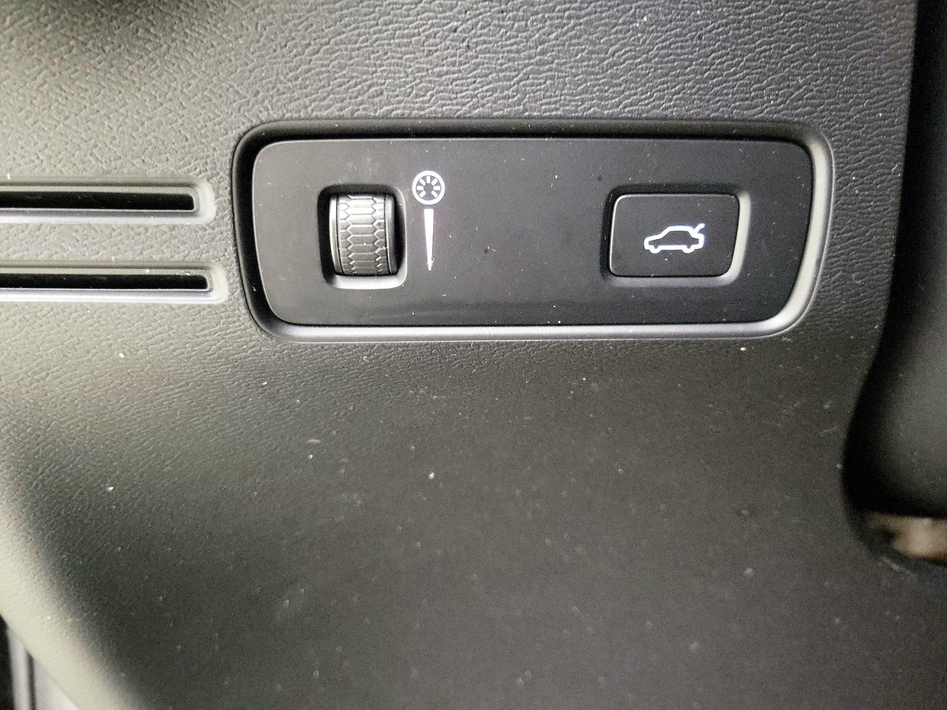 Thumbnail: 2022 Volvo XC40 - 13