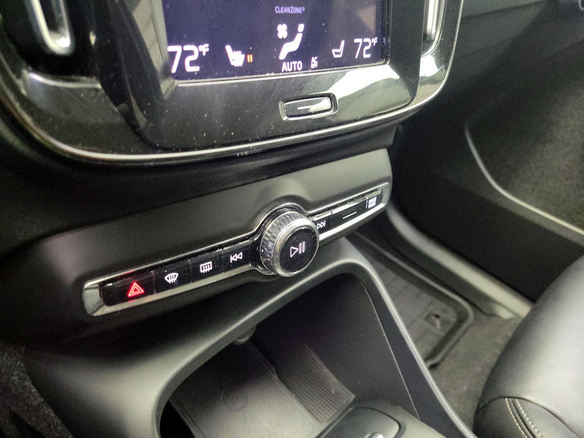 Thumbnail: 2022 Volvo XC40 - 17