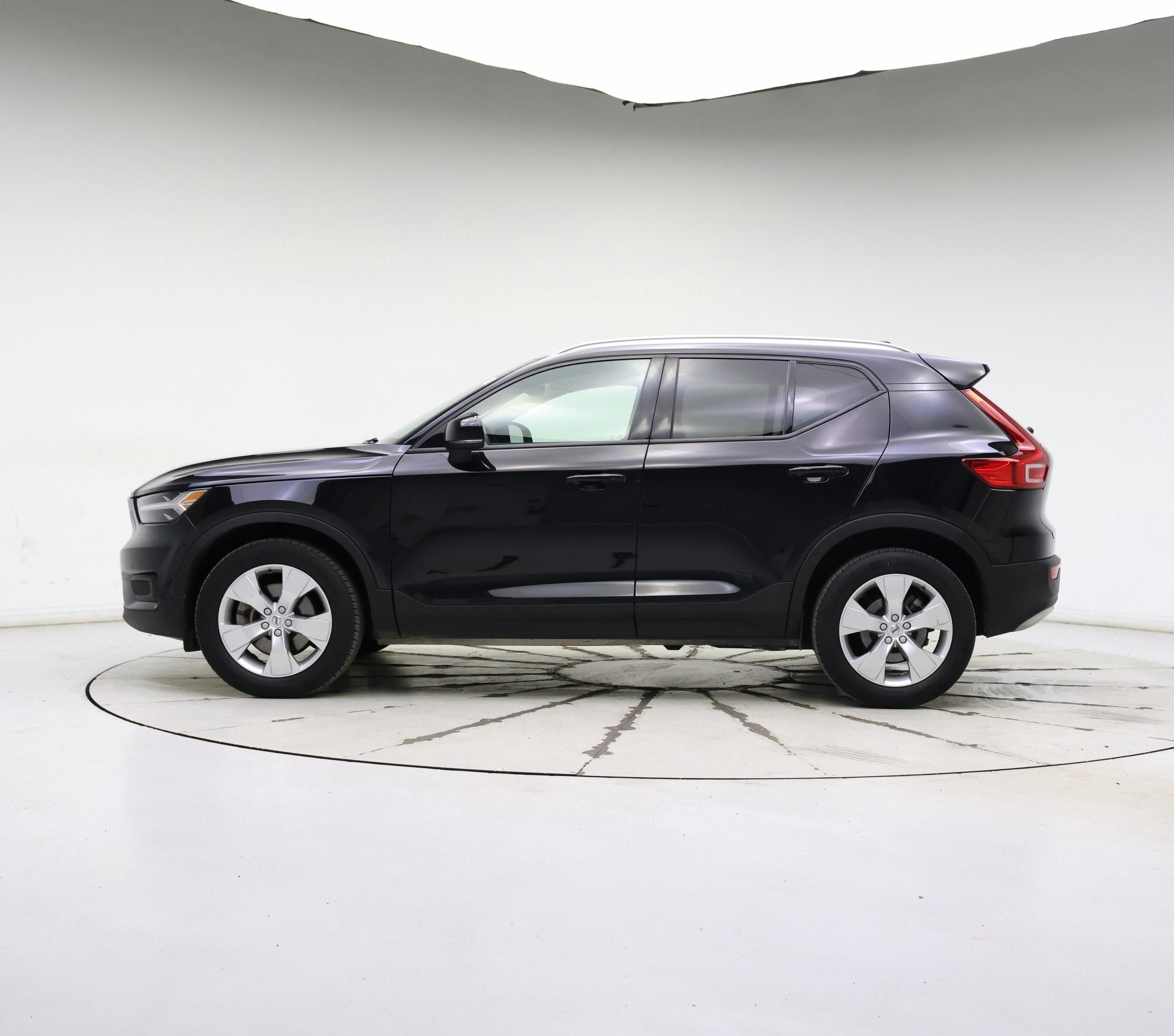 Thumbnail: 2022 Volvo XC40 - 3