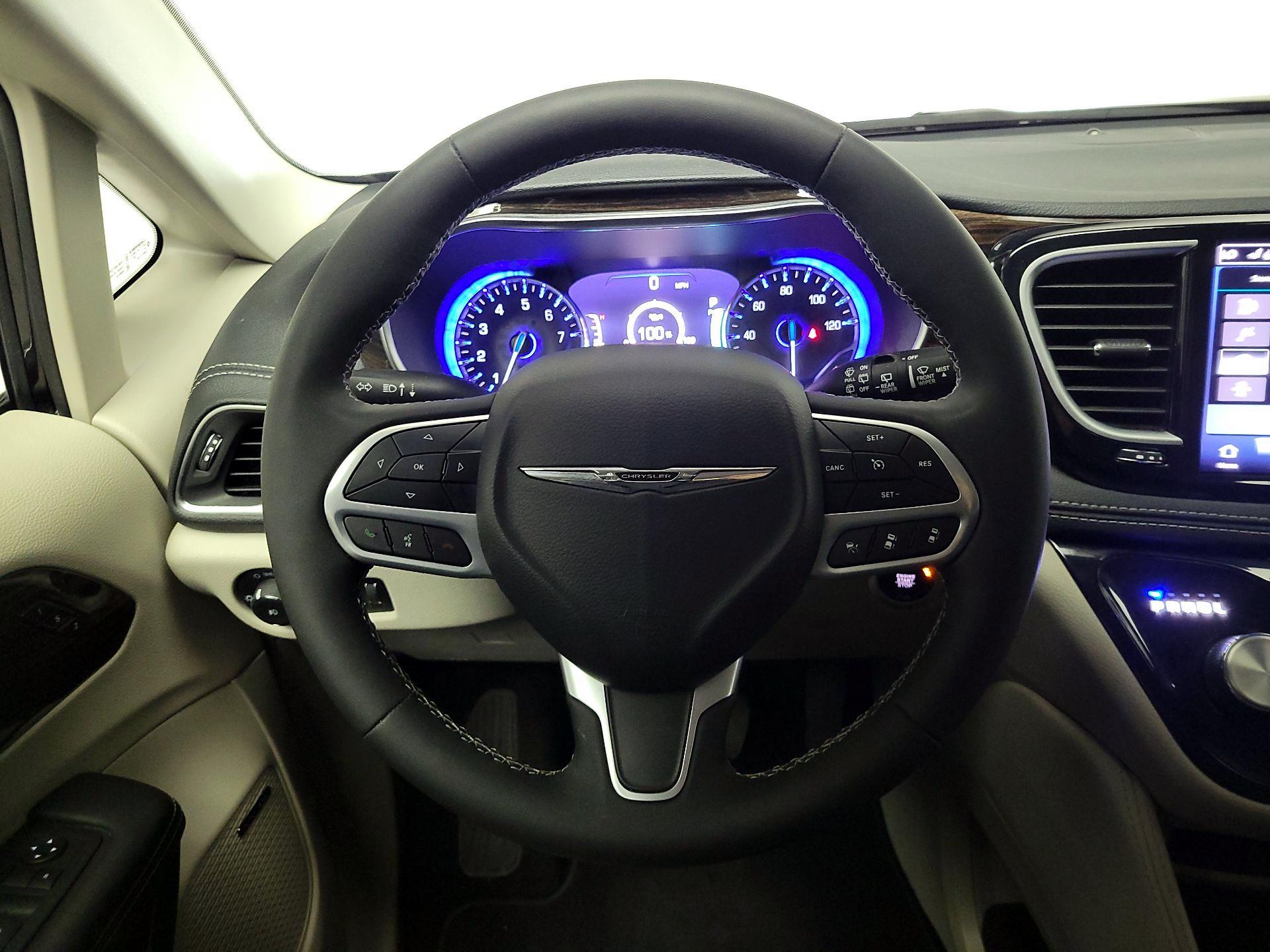 Thumbnail: 2022 Chrysler Pacifica - 10