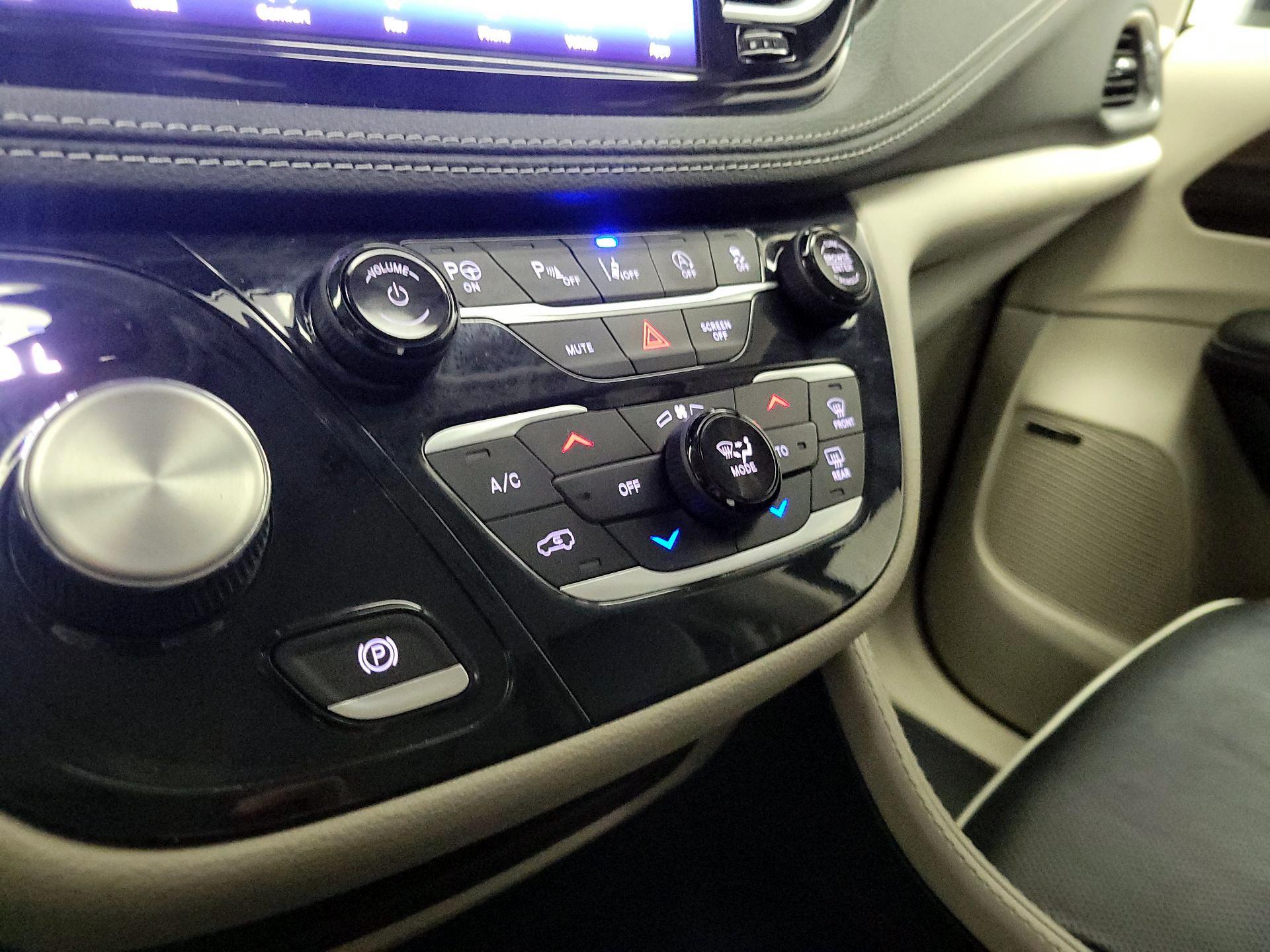 Thumbnail: 2022 Chrysler Pacifica - 17