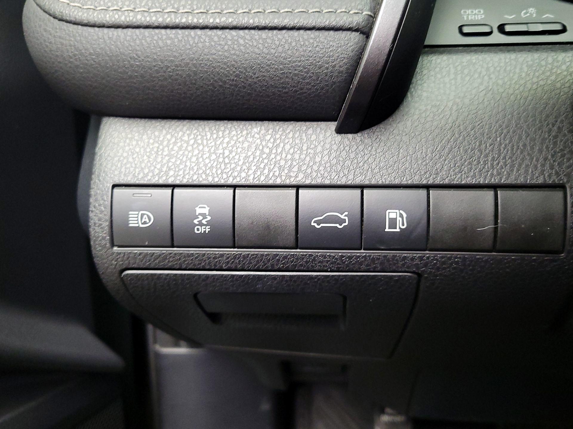 Thumbnail: 2018 Toyota Camry - 13