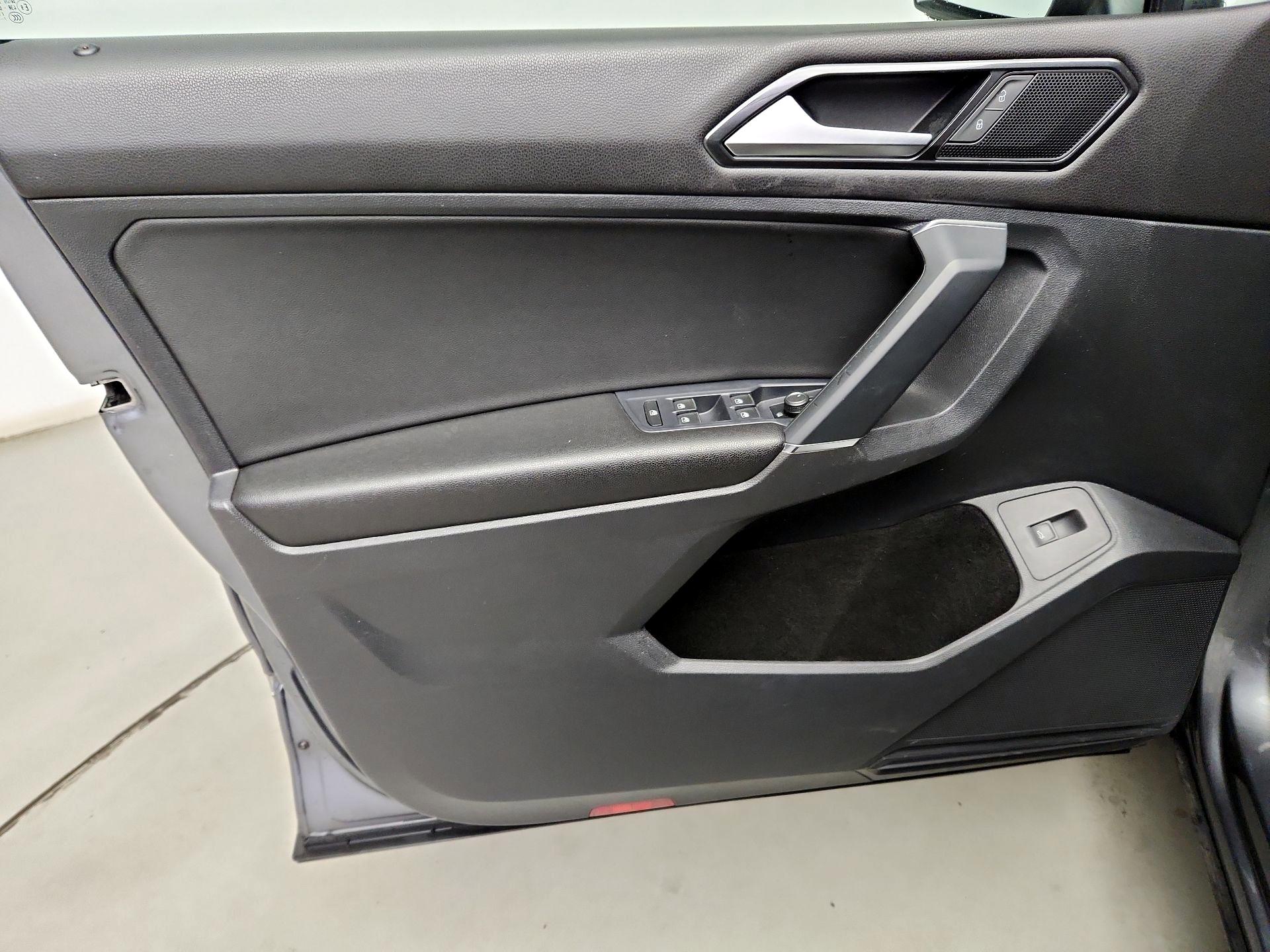 Thumbnail: 2018 Volkswagen Tiguan - 12