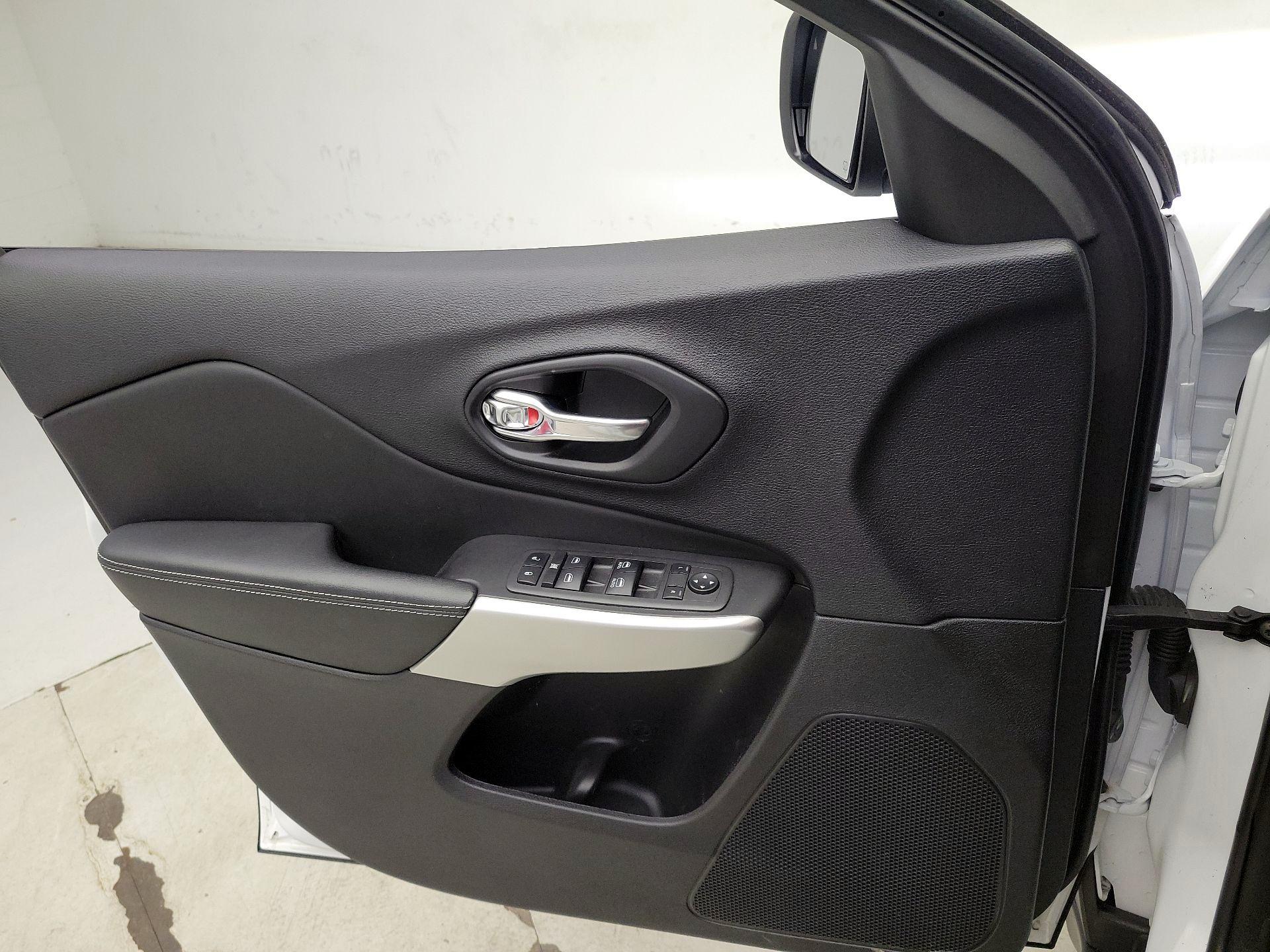 Thumbnail: 2022 Jeep Cherokee - 12