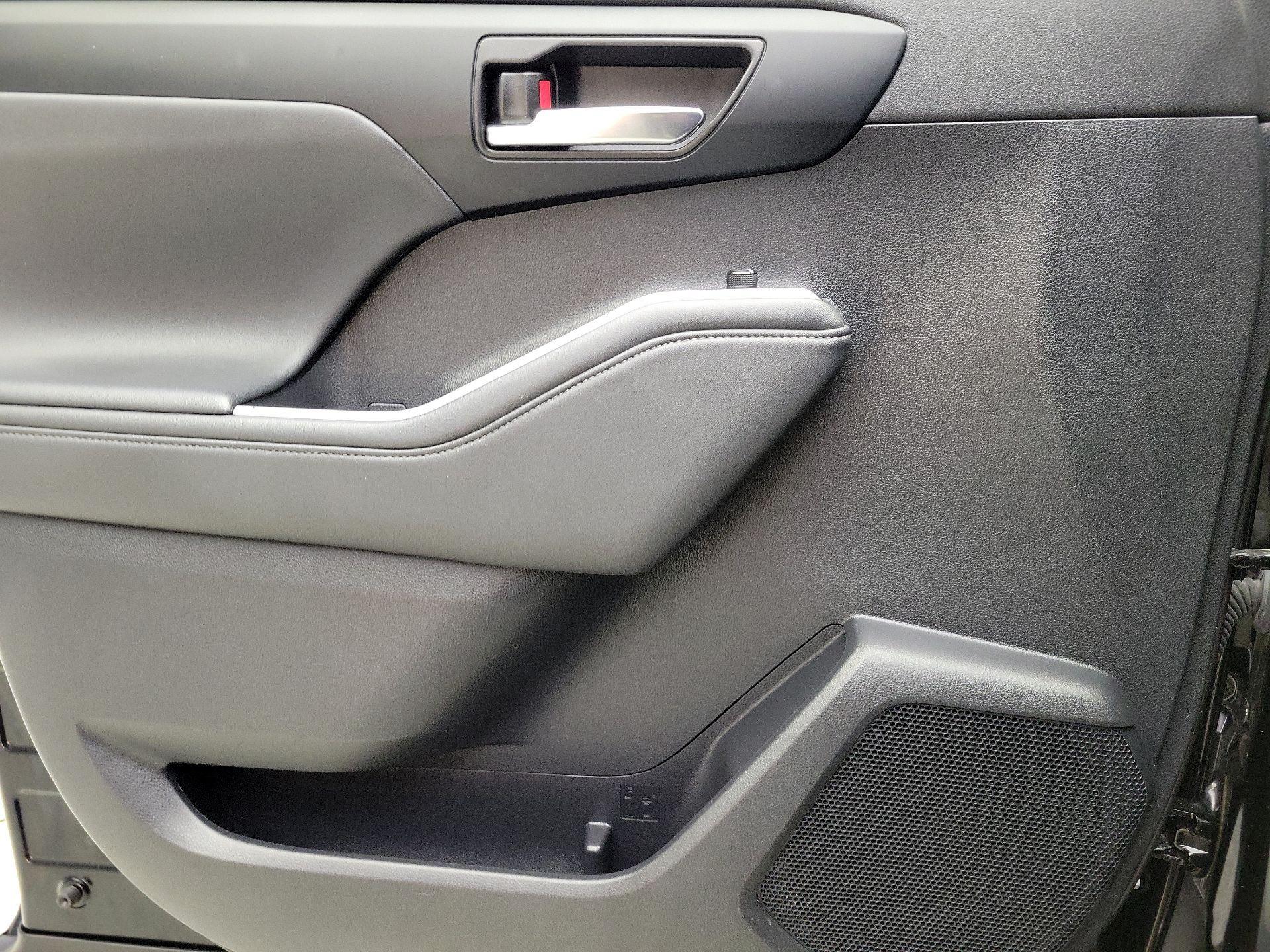 Thumbnail: 2022 Toyota Highlander - 12