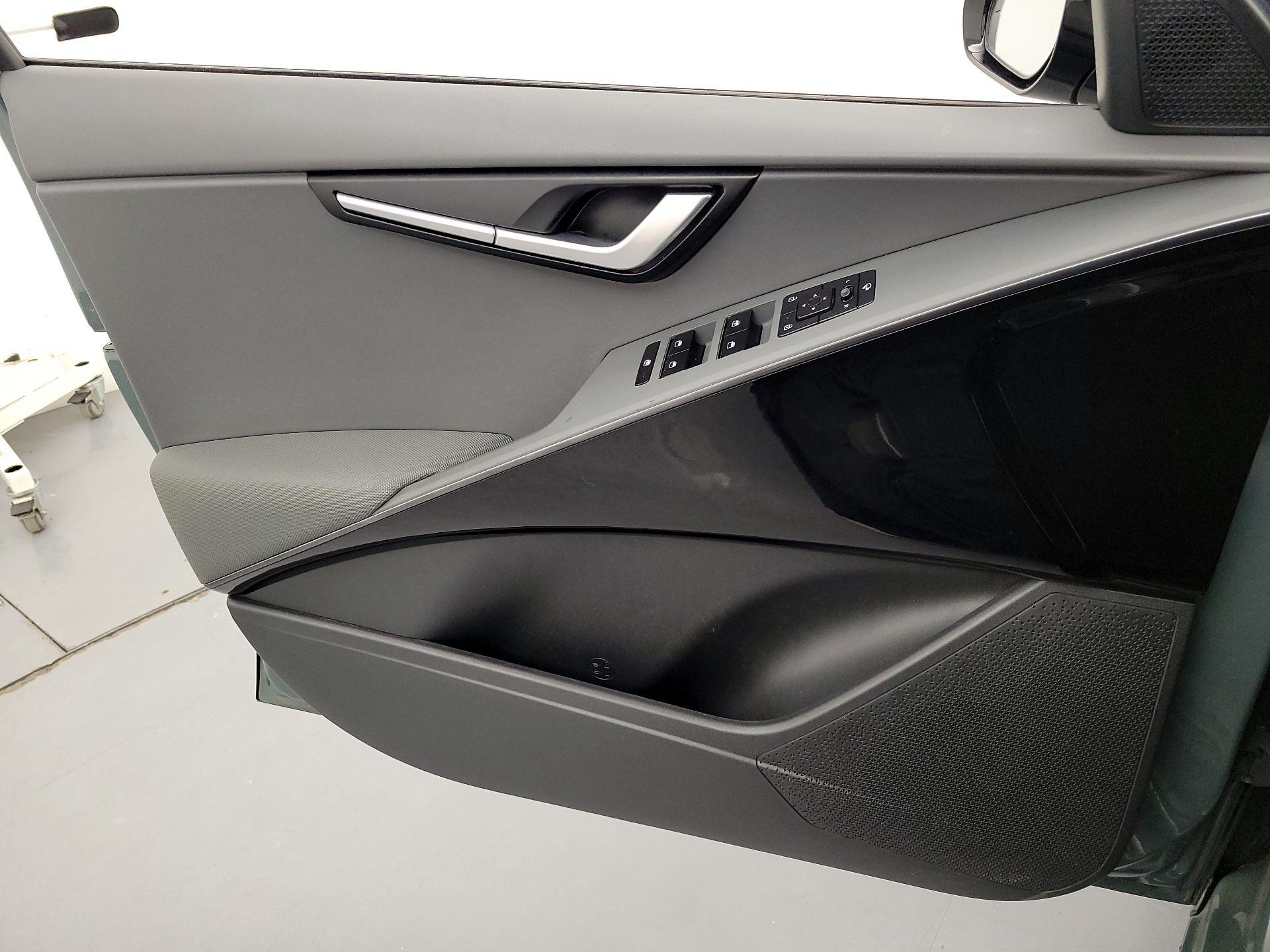 Thumbnail: 2023 Kia Niro - 12