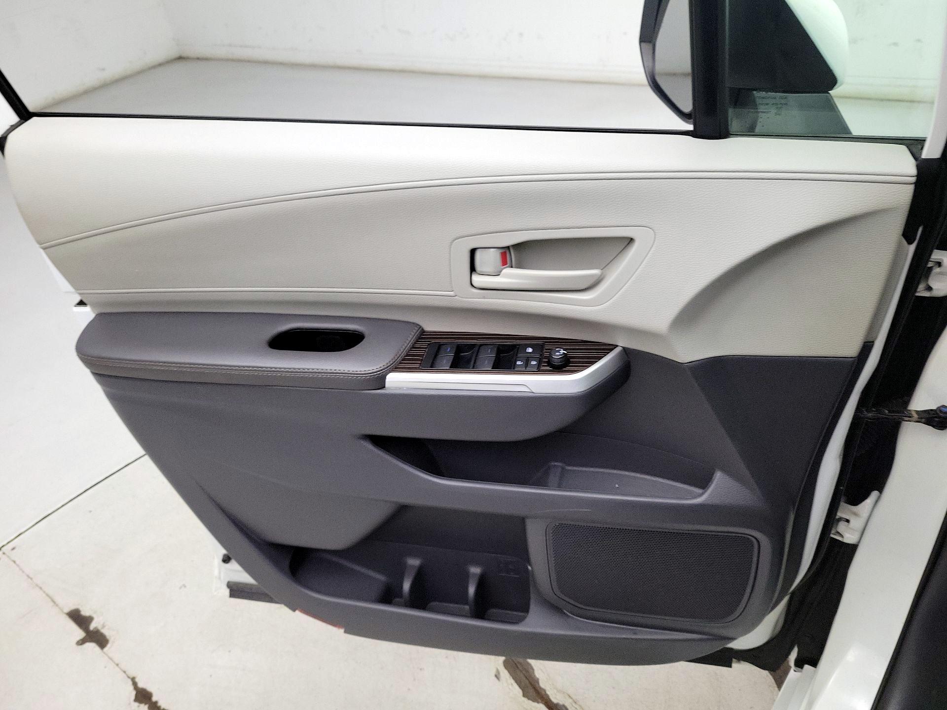 Thumbnail: 2024 Toyota Sienna - 12