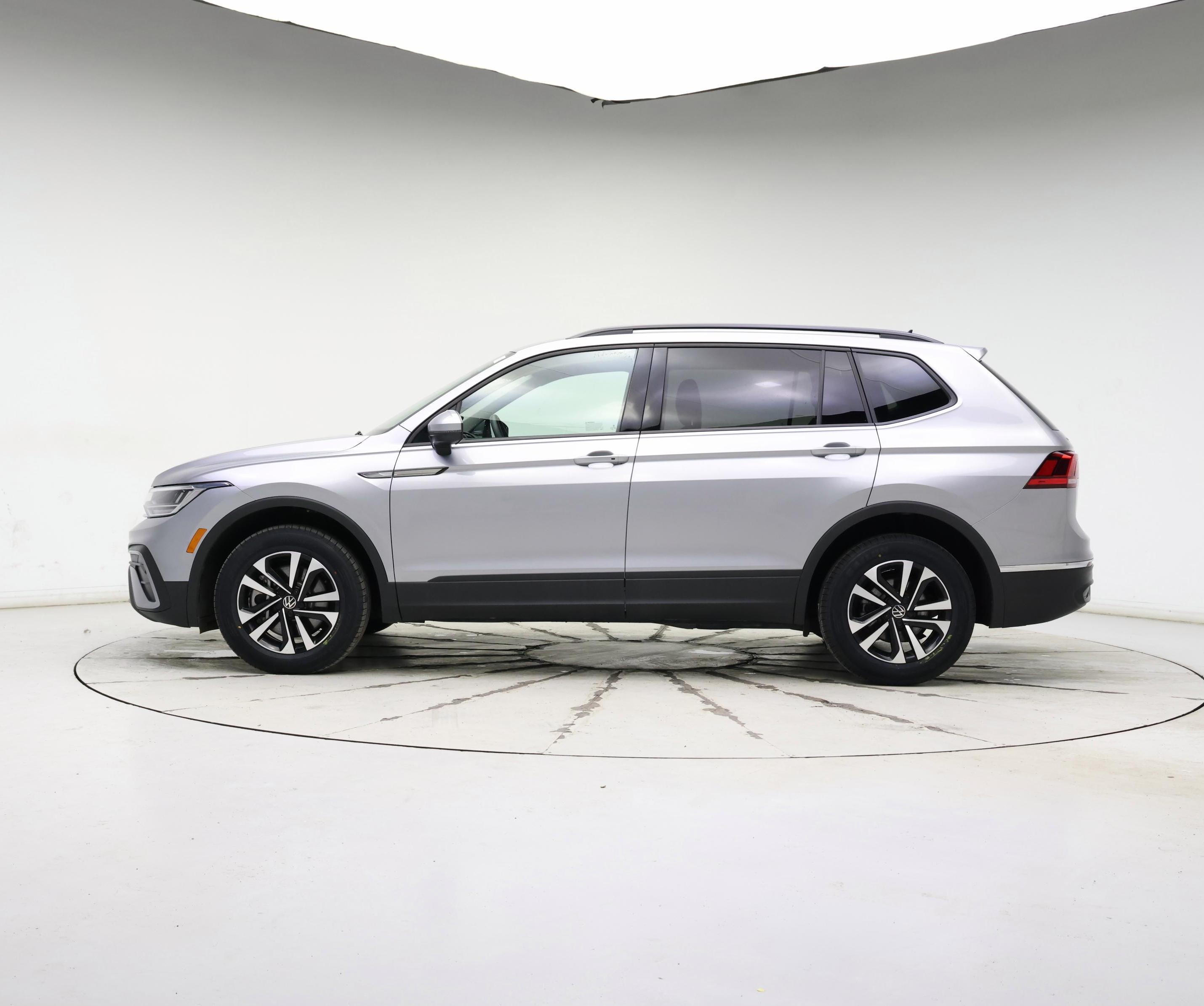 Thumbnail: 2022 Volkswagen Tiguan - 3