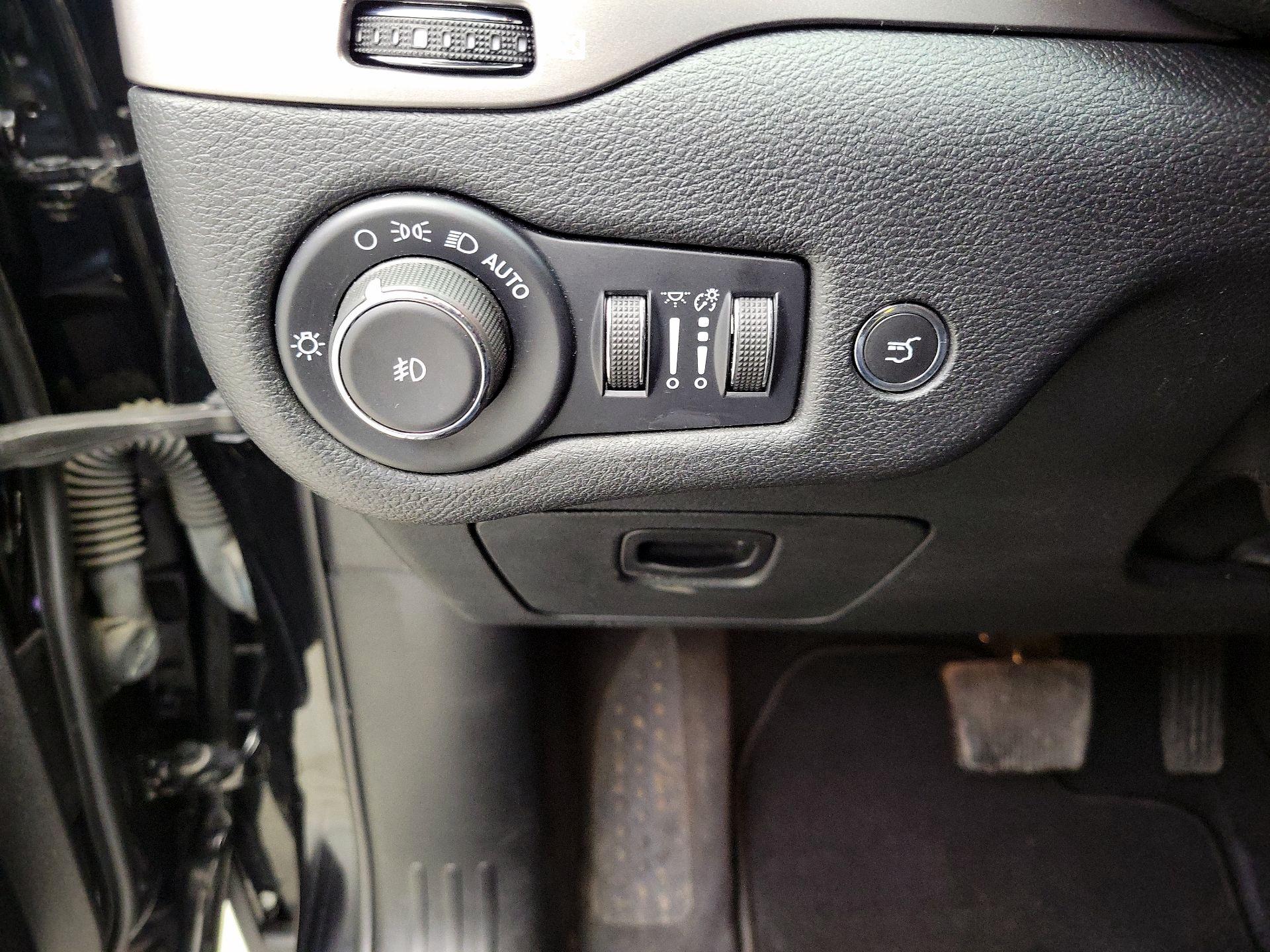 Thumbnail: 2022 Jeep Cherokee - 13