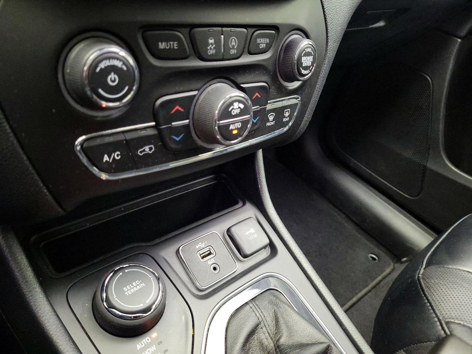 Thumbnail: 2022 Jeep Cherokee - 16