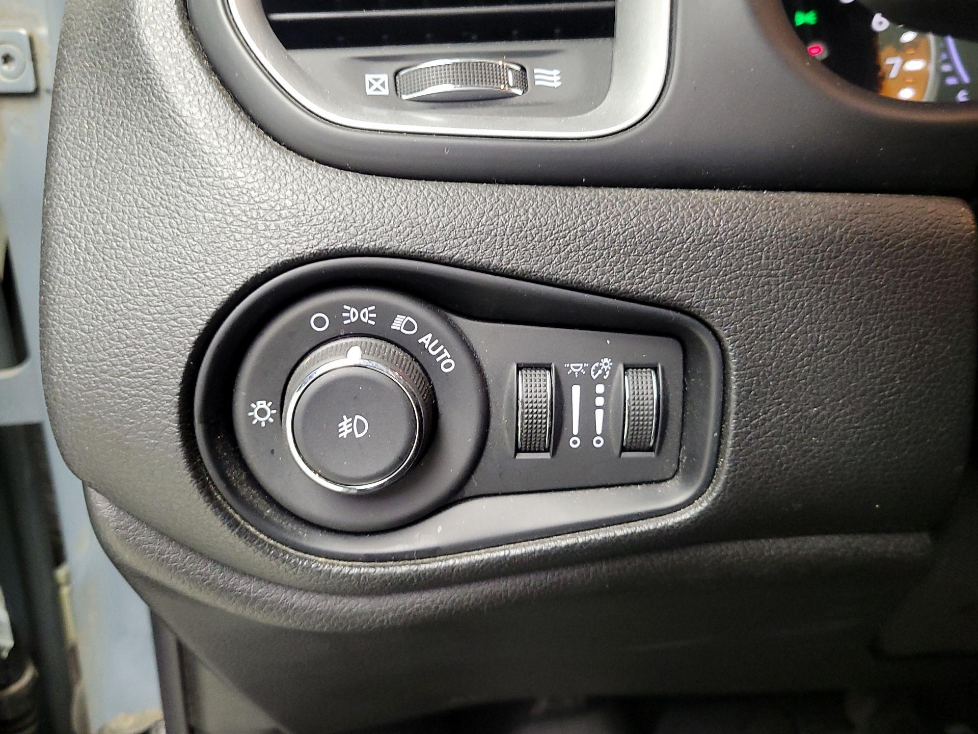 Thumbnail: 2018 Jeep Renegade - 13