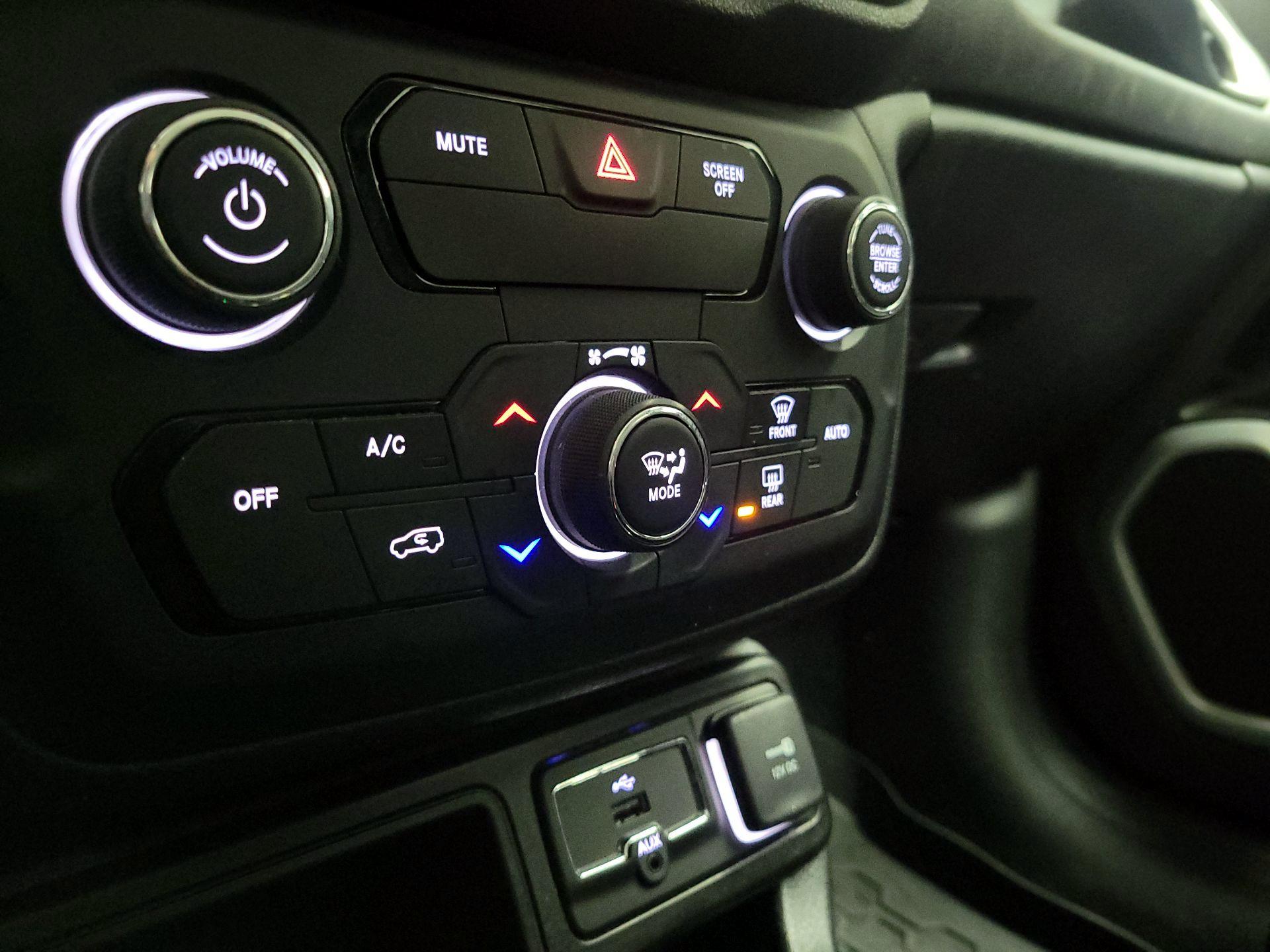 Thumbnail: 2018 Jeep Renegade - 16