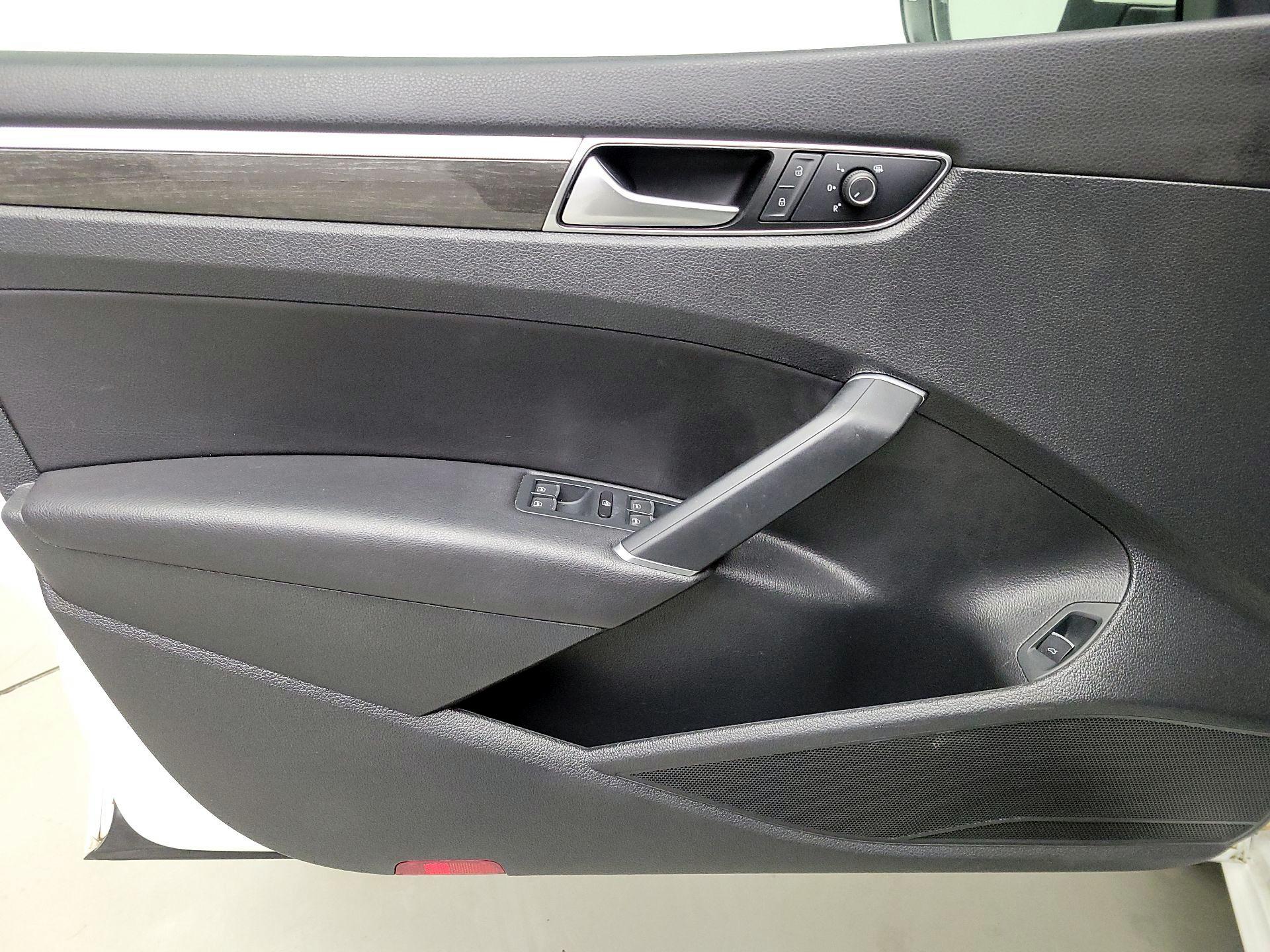 Thumbnail: 2016 Volkswagen Passat - 12