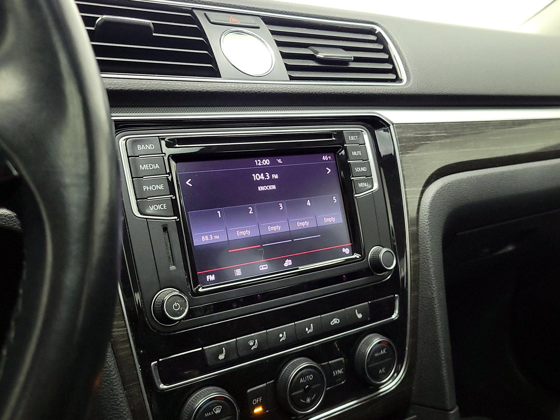 Thumbnail: 2016 Volkswagen Passat - 15