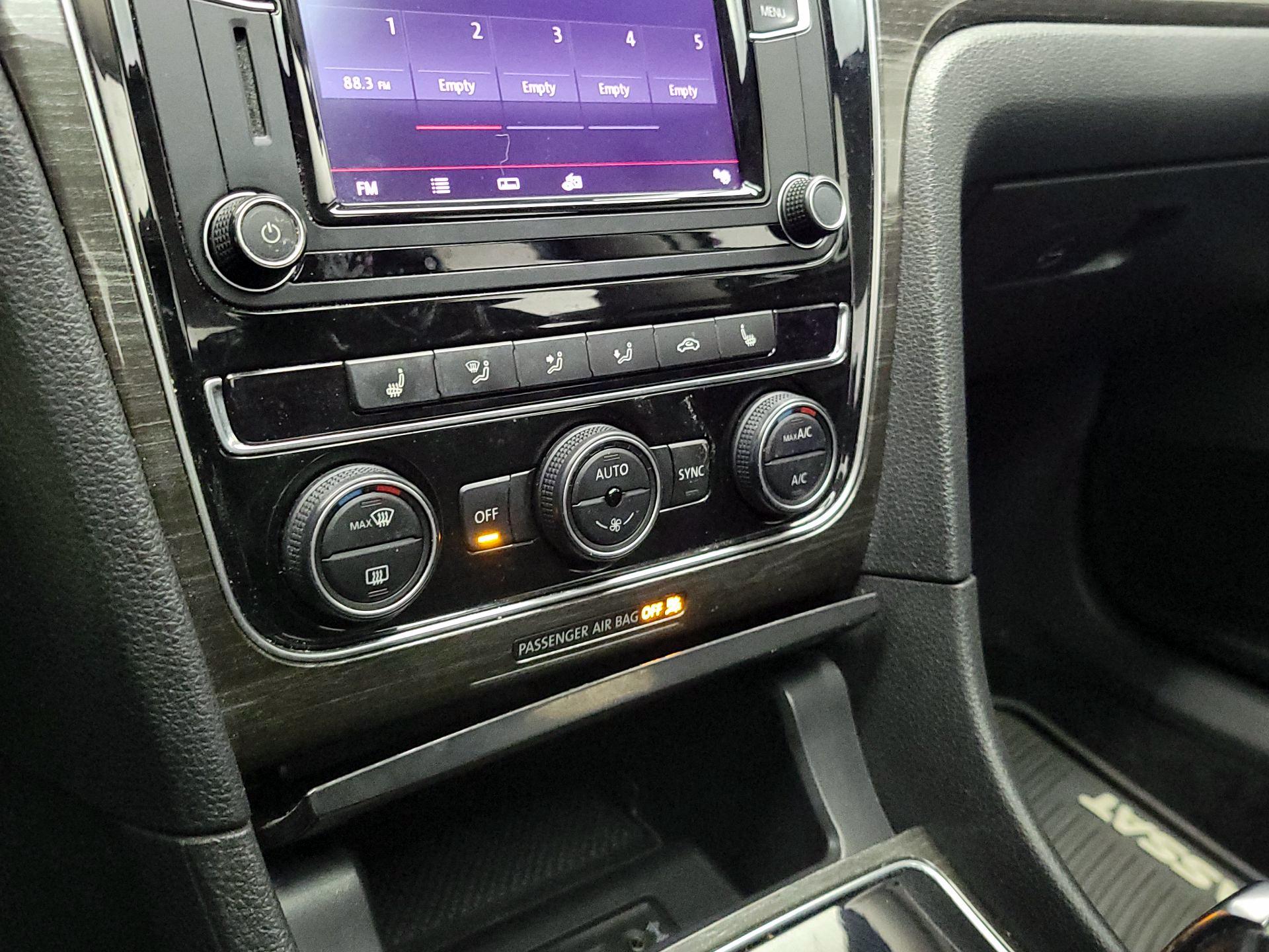 Thumbnail: 2016 Volkswagen Passat - 16