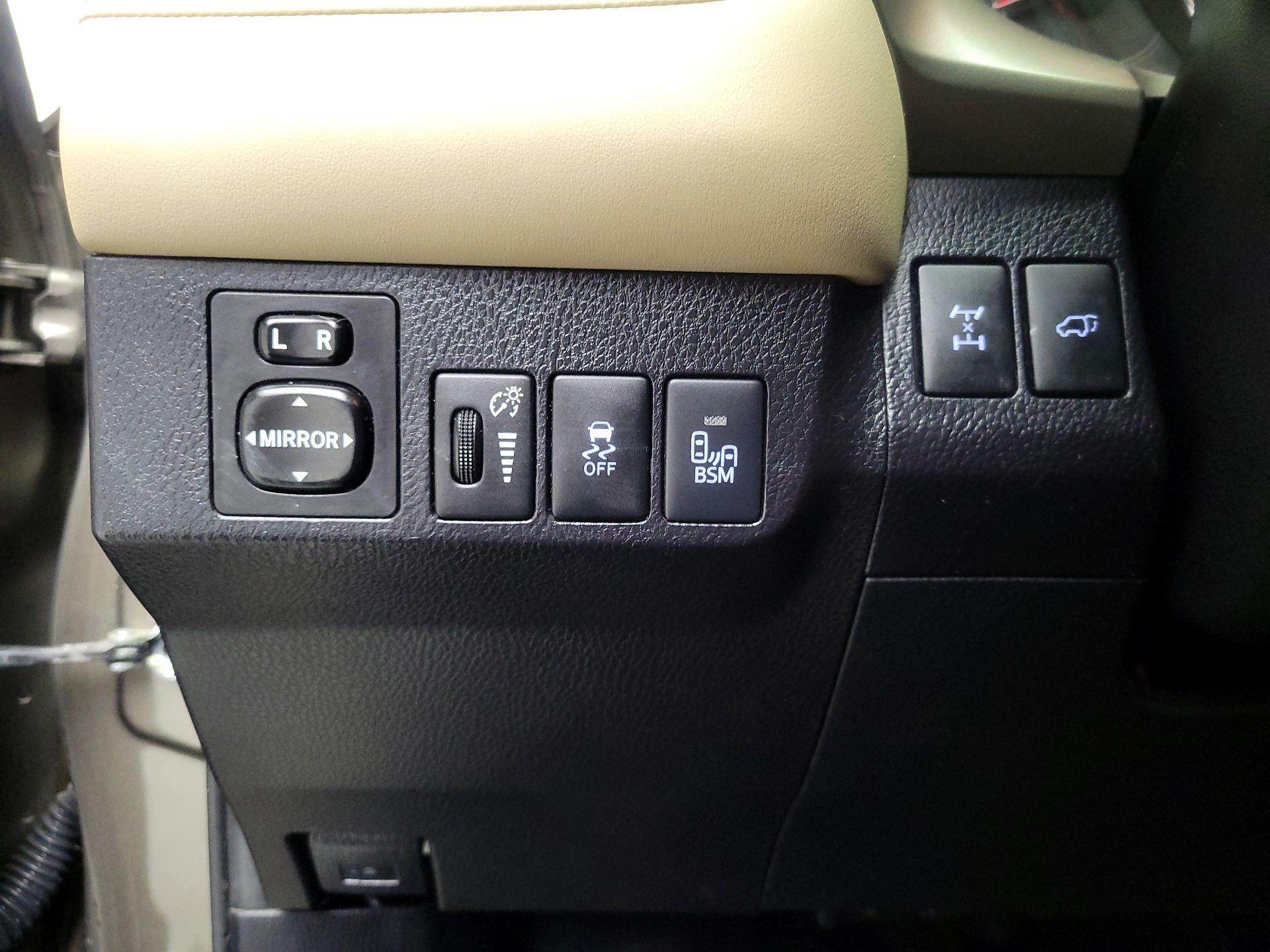 Thumbnail: 2014 Toyota RAV4 - 13