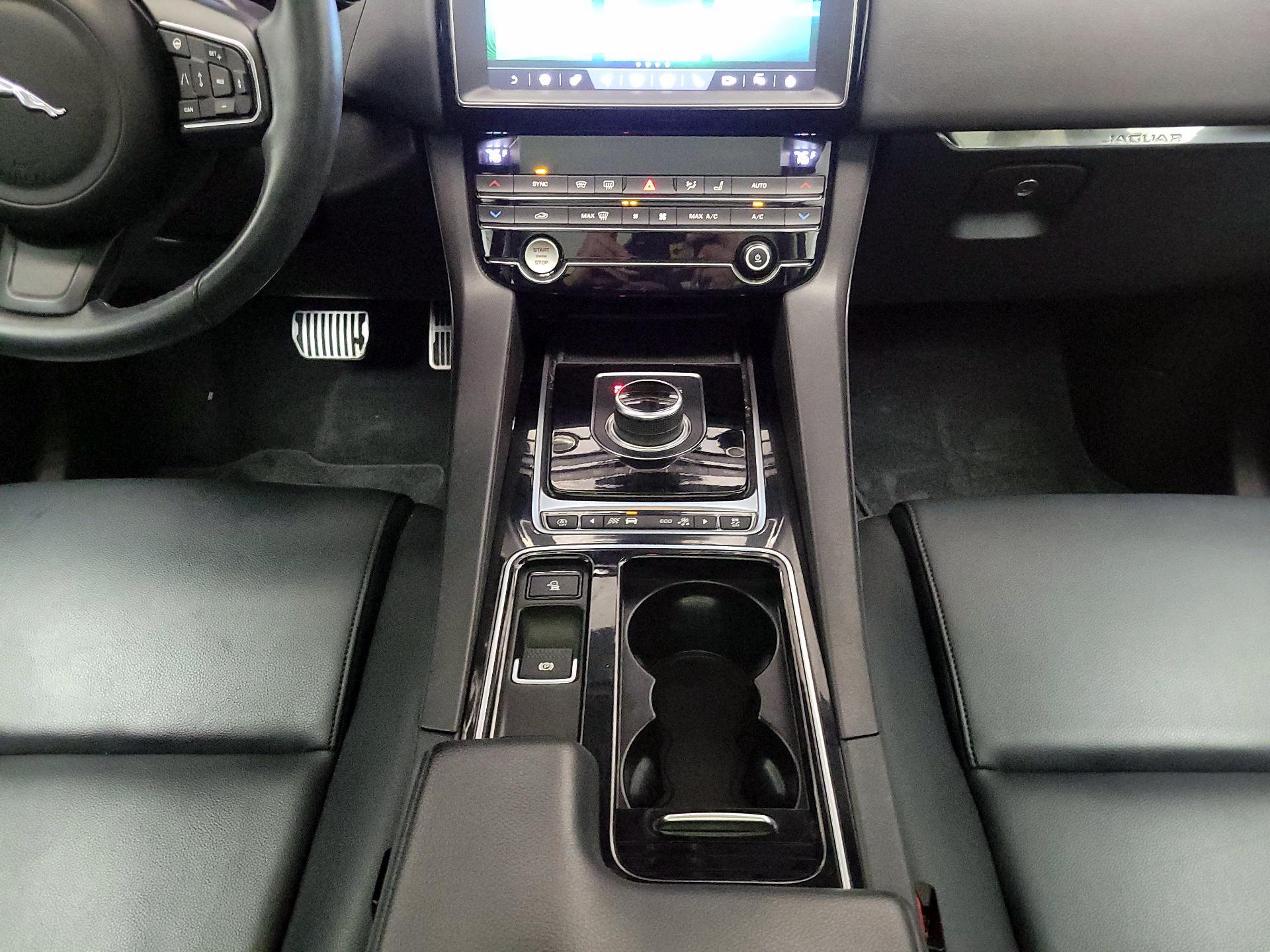 Thumbnail: 2019 Jaguar F-Pace - 18