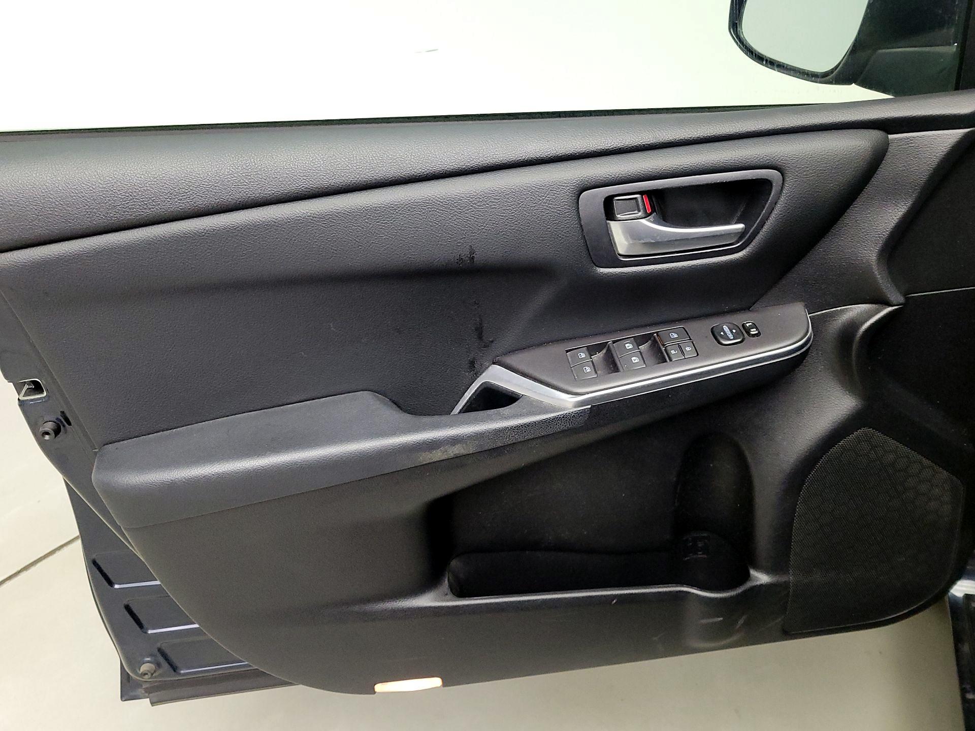 Thumbnail: 2016 Toyota Camry - 12